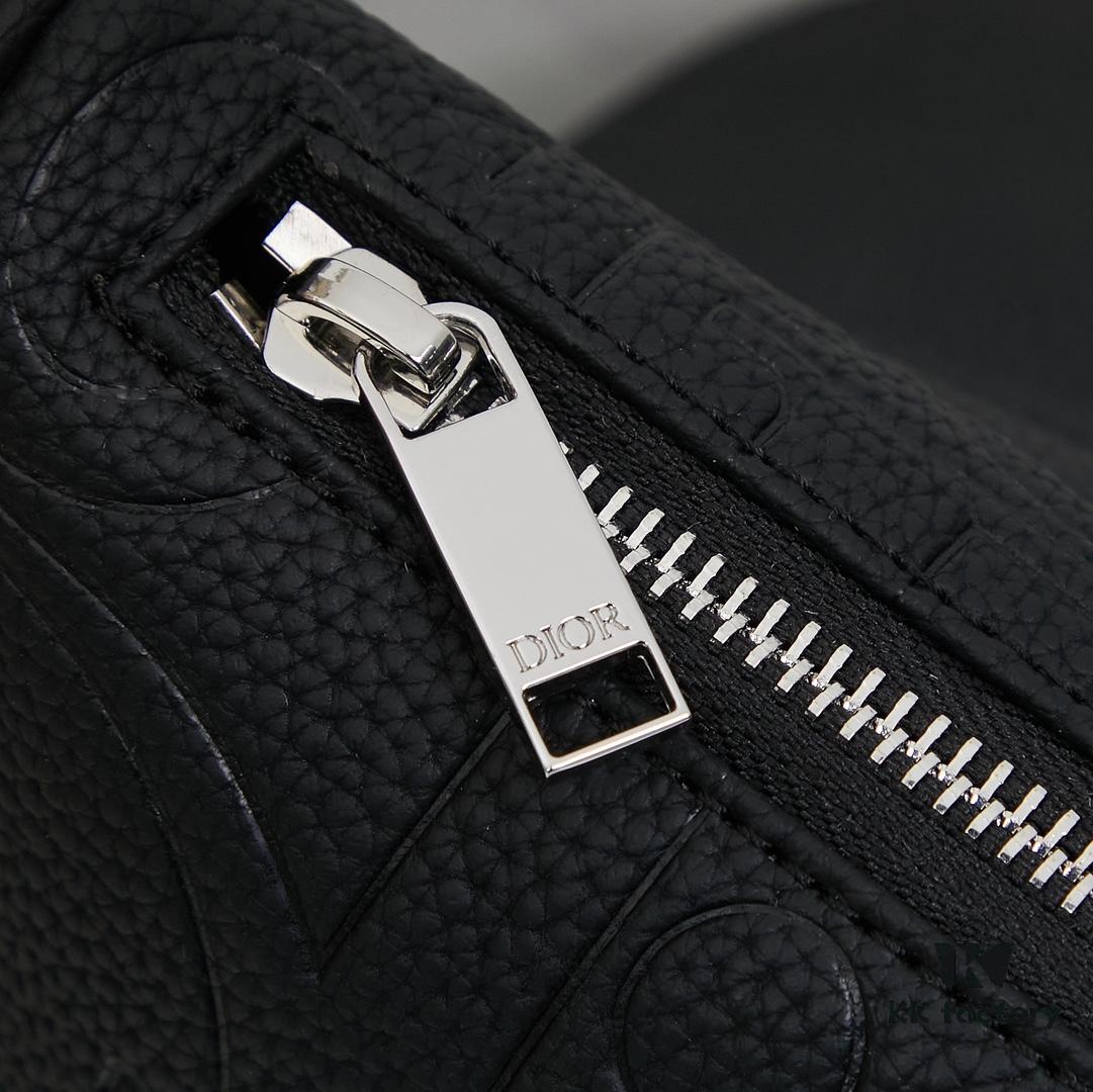 693095a86e68136f4d9aa2aa This boxed saddle bag is a new piece from the classic collection, crafted in black grained calfskin leather.