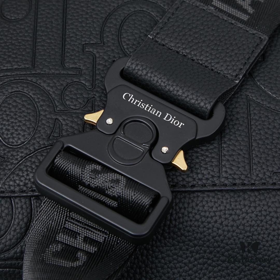 693095a96e68136f4d9aa2ac This boxed saddle bag is a new piece from the classic collection, crafted in black grained calfskin leather.