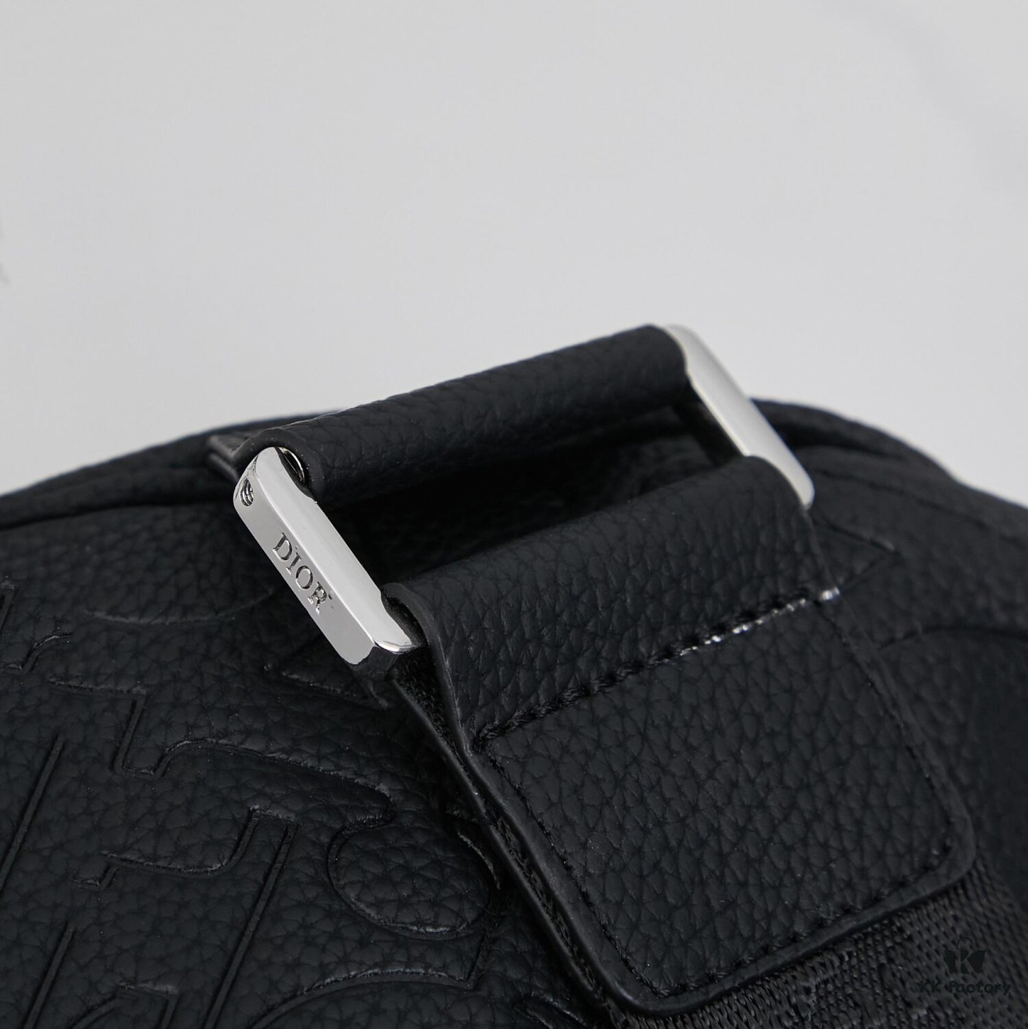 693095a96e68136f4d9aa2ad This boxed saddle bag is a new piece from the classic collection, crafted in black grained calfskin leather.