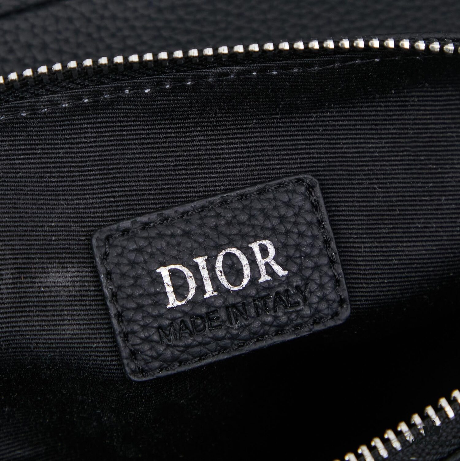 693095ab6e68136f4d9aa2b0 This boxed saddle bag is a new piece from the classic collection, crafted in black grained calfskin leather.
