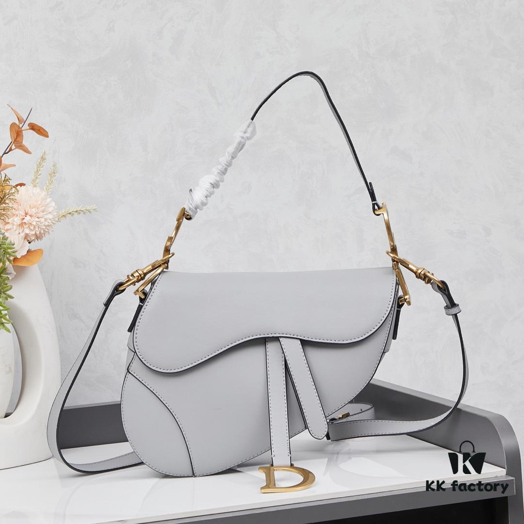 6930970c6e68136f4d9aa5a9 Twill with Mini Strap New Arrival ☀【Includes Premium Gift Box】Large Size: 24.5 x 20 x 5 cm Be a Classic with Classics Fashion Fades 👉 Classics Endure Fashion Comes Full Circle Saddle Bag Since Its Initial Debut 💗 Witnessed the Evolution from IT Bag to Anti-IT Bag Twill 💪 and Now the Trend's Cyclical Return to IT Bag No Nostalgia Needed Because Today’s Version Is Even Better The Love for the Saddle Bag 🌟 Embodies the Inheritance of Dior’s Brand Spirit 💫 As Maria Grazia Chiuri Stated in an Interview: 'I Hope to Reinterpret the Timeless Beauty of That Era Through This Collection I Believe This Is a True Classic from Dior’s Recent History ✔ An Exceptional Accessory Perfectly Paired with Everyday Looks 💃 Model No. ♦8587