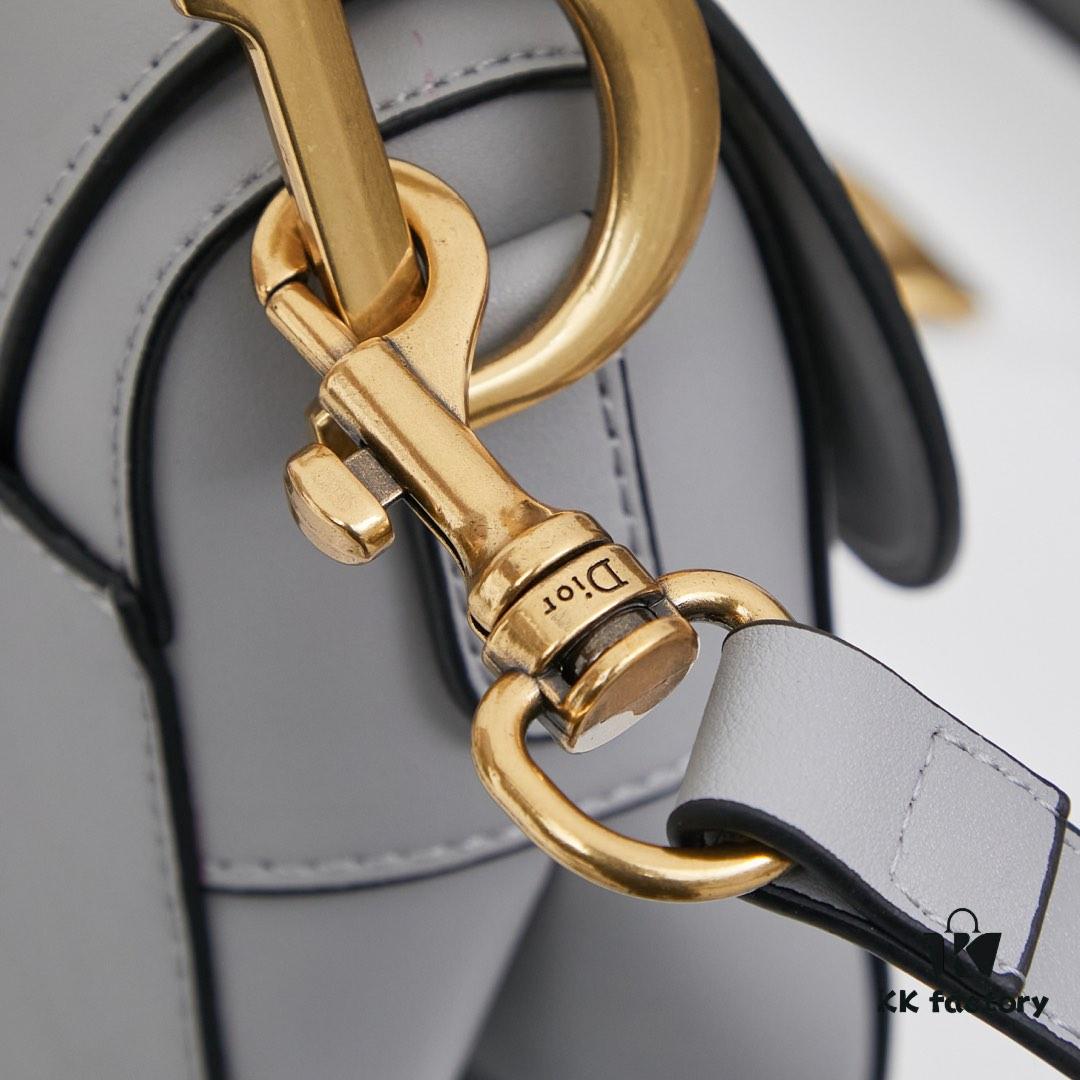 6930970d6e68136f4d9aa5ad Twill with Mini Strap New Arrival ☀【Includes Premium Gift Box】Large Size: 24.5 x 20 x 5 cm Be a Classic with Classics Fashion Fades 👉 Classics Endure Fashion Comes Full Circle Saddle Bag Since Its Initial Debut 💗 Witnessed the Evolution from IT Bag to Anti-IT Bag Twill 💪 and Now the Trend's Cyclical Return to IT Bag No Nostalgia Needed Because Today’s Version Is Even Better The Love for the Saddle Bag 🌟 Embodies the Inheritance of Dior’s Brand Spirit 💫 As Maria Grazia Chiuri Stated in an Interview: 'I Hope to Reinterpret the Timeless Beauty of That Era Through This Collection I Believe This Is a True Classic from Dior’s Recent History ✔ An Exceptional Accessory Perfectly Paired with Everyday Looks 💃 Model No. ♦8587