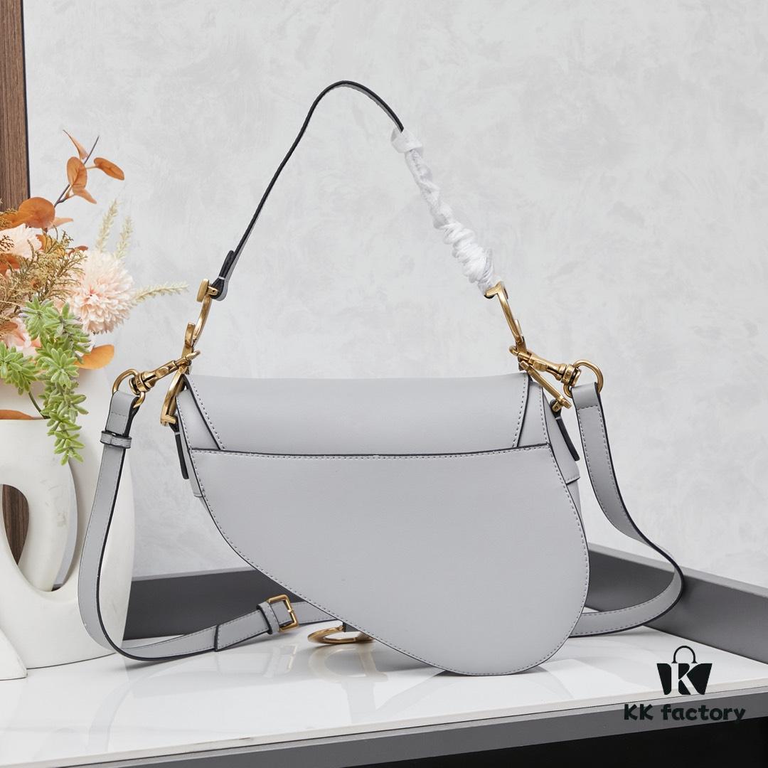 6930970e6e68136f4d9aa5ae Twill with Mini Strap New Arrival ☀【Includes Premium Gift Box】Large Size: 24.5 x 20 x 5 cm Be a Classic with Classics Fashion Fades 👉 Classics Endure Fashion Comes Full Circle Saddle Bag Since Its Initial Debut 💗 Witnessed the Evolution from IT Bag to Anti-IT Bag Twill 💪 and Now the Trend's Cyclical Return to IT Bag No Nostalgia Needed Because Today’s Version Is Even Better The Love for the Saddle Bag 🌟 Embodies the Inheritance of Dior’s Brand Spirit 💫 As Maria Grazia Chiuri Stated in an Interview: 'I Hope to Reinterpret the Timeless Beauty of That Era Through This Collection I Believe This Is a True Classic from Dior’s Recent History ✔ An Exceptional Accessory Perfectly Paired with Everyday Looks 💃 Model No. ♦8587