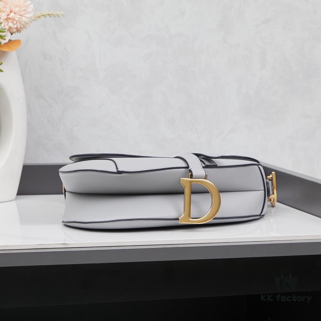 6930970e6e68136f4d9aa5b0 Twill with Mini Strap New Arrival ☀【Includes Premium Gift Box】Large Size: 24.5 x 20 x 5 cm Be a Classic with Classics Fashion Fades 👉 Classics Endure Fashion Comes Full Circle Saddle Bag Since Its Initial Debut 💗 Witnessed the Evolution from IT Bag to Anti-IT Bag Twill 💪 and Now the Trend's Cyclical Return to IT Bag No Nostalgia Needed Because Today’s Version Is Even Better The Love for the Saddle Bag 🌟 Embodies the Inheritance of Dior’s Brand Spirit 💫 As Maria Grazia Chiuri Stated in an Interview: 'I Hope to Reinterpret the Timeless Beauty of That Era Through This Collection I Believe This Is a True Classic from Dior’s Recent History ✔ An Exceptional Accessory Perfectly Paired with Everyday Looks 💃 Model No. ♦8587