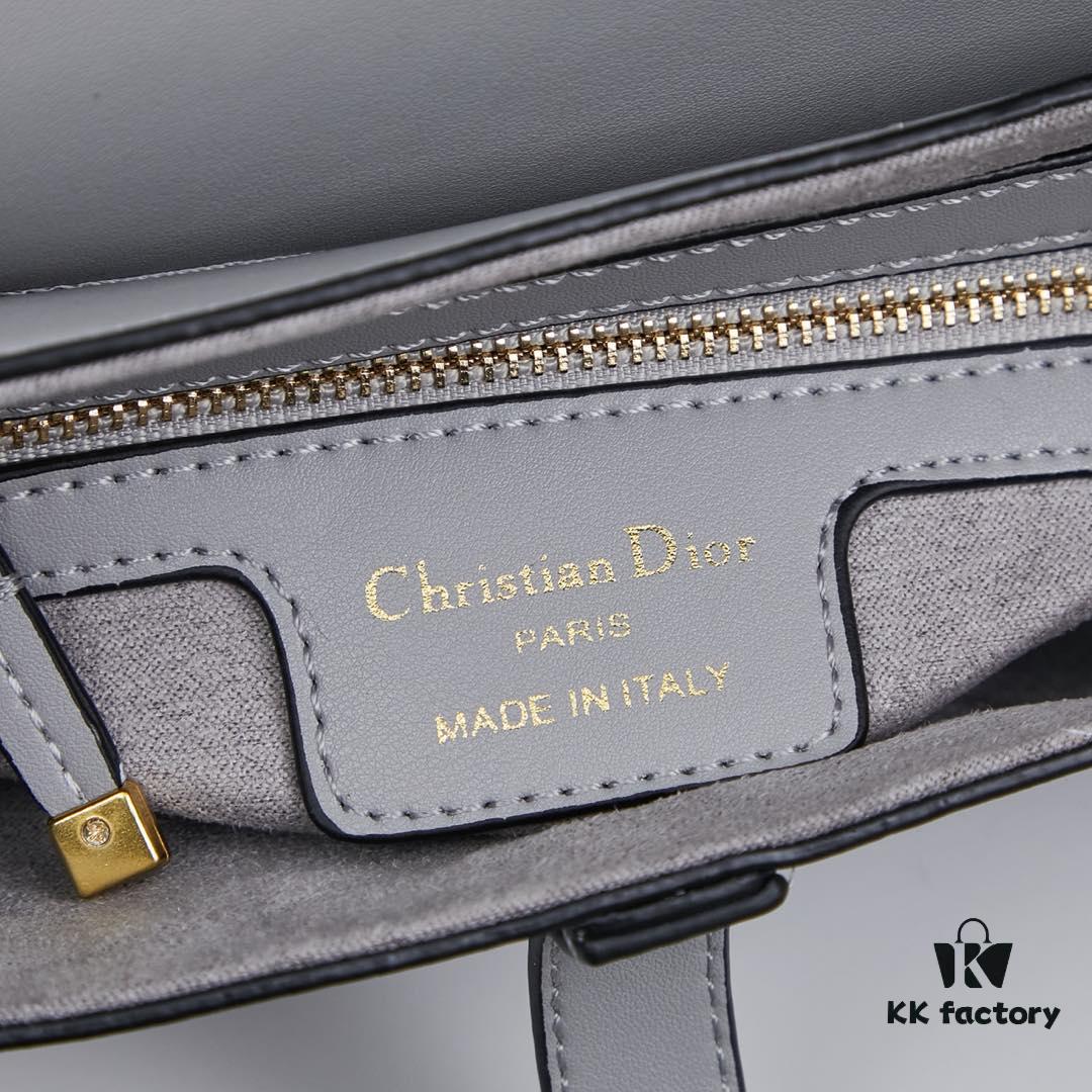 6930970e6e68136f4d9aa5b1 Twill with Mini Strap New Arrival ☀【Includes Premium Gift Box】Large Size: 24.5 x 20 x 5 cm Be a Classic with Classics Fashion Fades 👉 Classics Endure Fashion Comes Full Circle Saddle Bag Since Its Initial Debut 💗 Witnessed the Evolution from IT Bag to Anti-IT Bag Twill 💪 and Now the Trend's Cyclical Return to IT Bag No Nostalgia Needed Because Today’s Version Is Even Better The Love for the Saddle Bag 🌟 Embodies the Inheritance of Dior’s Brand Spirit 💫 As Maria Grazia Chiuri Stated in an Interview: 'I Hope to Reinterpret the Timeless Beauty of That Era Through This Collection I Believe This Is a True Classic from Dior’s Recent History ✔ An Exceptional Accessory Perfectly Paired with Everyday Looks 💃 Model No. ♦8587