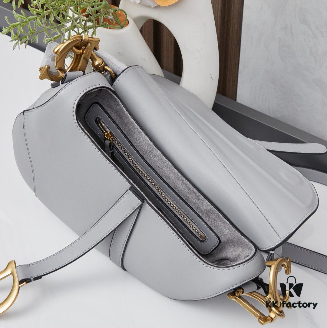 6930970f6e68136f4d9aa5b2 Twill with Mini Strap New Arrival ☀【Includes Premium Gift Box】Large Size: 24.5 x 20 x 5 cm Be a Classic with Classics Fashion Fades 👉 Classics Endure Fashion Comes Full Circle Saddle Bag Since Its Initial Debut 💗 Witnessed the Evolution from IT Bag to Anti-IT Bag Twill 💪 and Now the Trend's Cyclical Return to IT Bag No Nostalgia Needed Because Today’s Version Is Even Better The Love for the Saddle Bag 🌟 Embodies the Inheritance of Dior’s Brand Spirit 💫 As Maria Grazia Chiuri Stated in an Interview: 'I Hope to Reinterpret the Timeless Beauty of That Era Through This Collection I Believe This Is a True Classic from Dior’s Recent History ✔ An Exceptional Accessory Perfectly Paired with Everyday Looks 💃 Model No. ♦8587