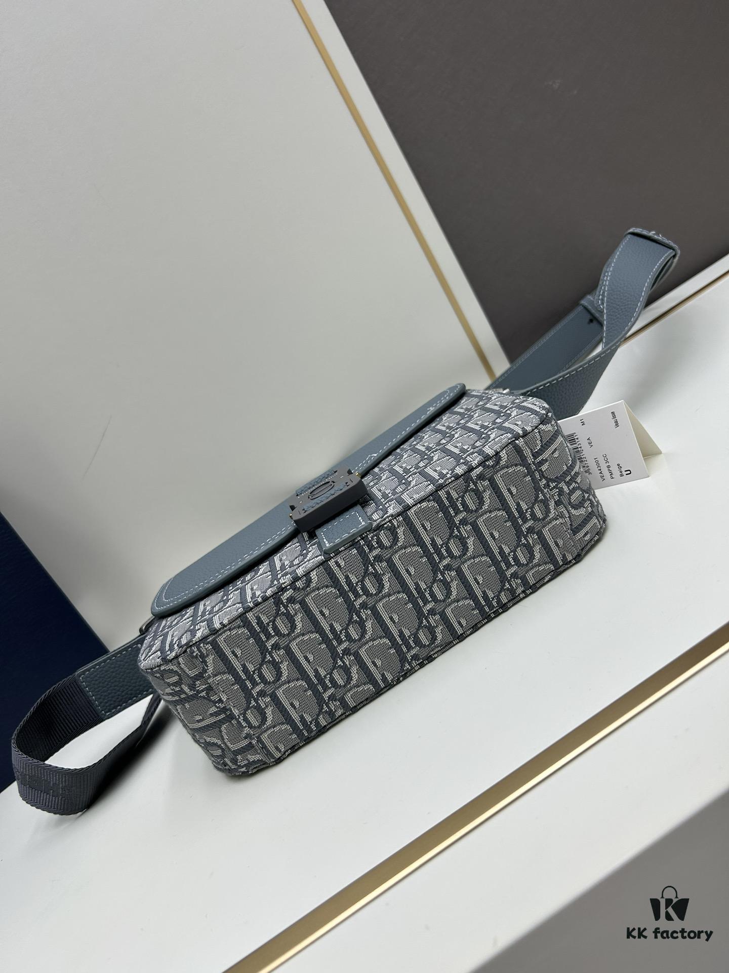 Box Included [Top Original Version] This mini saddle messenger bag is exquisitely stylish, meticulously crafted from black grained cowhide leather, featuring a flap closure and 'DIOR' signature that highlights the refined charm of the saddle design. Spacious interior compartments with a patch pocket allow for convenient storage of daily essentials. Equipped with an adjustable leather shoulder strap for either shoulder or crossbody wear.