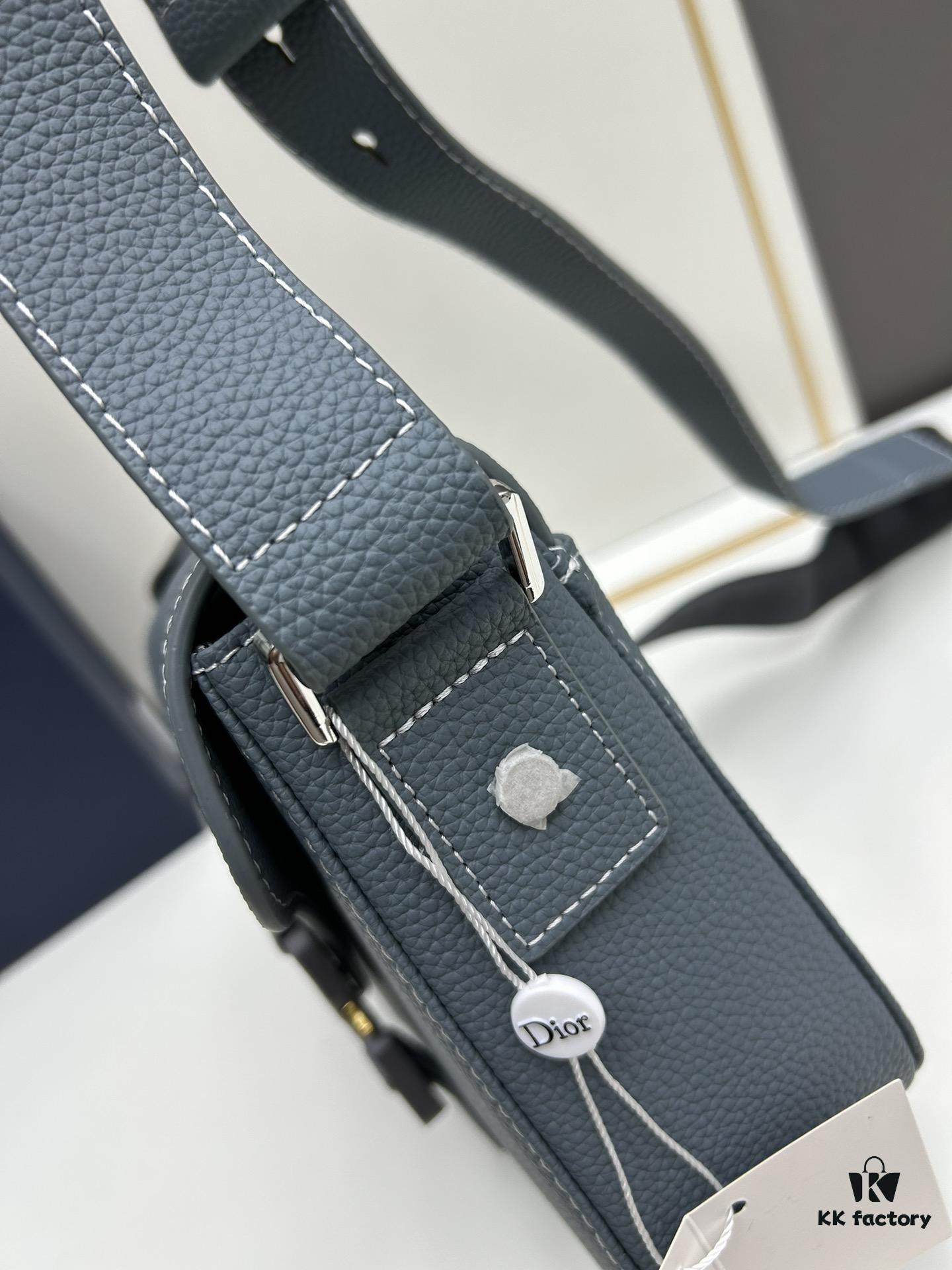 Box Included [Top Original Version] This mini saddle messenger bag is exquisitely crafted and stylish, made from black grained calf leather with a flap closure and 'DIOR' signature, highlighting the refined charm of the saddle design. Spacious interior compartments with a patch pocket for organizing daily essentials. Equipped with an adjustable leather shoulder strap for versatile wear as a shoulder or crossbody bag.