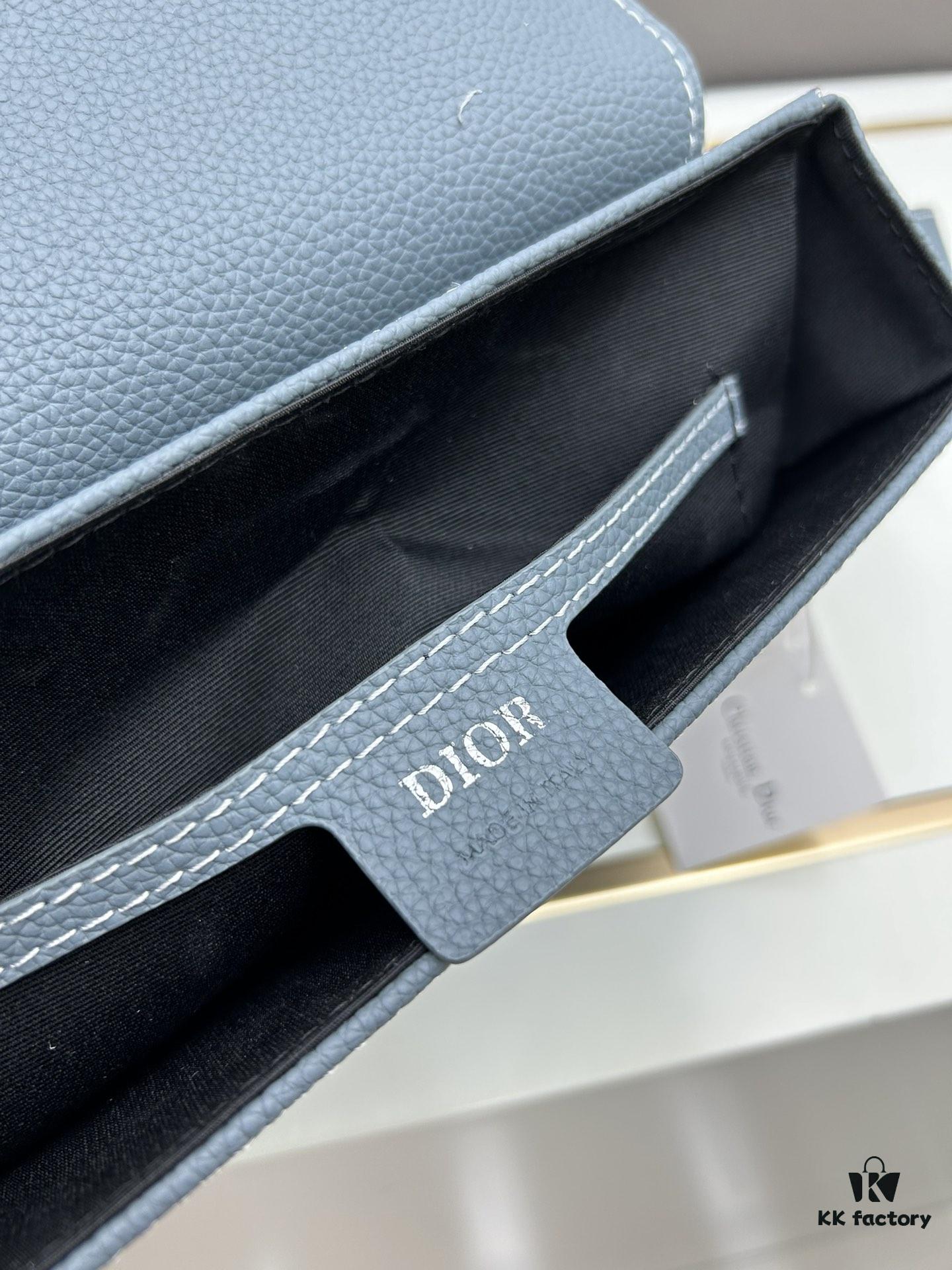 Box Included [Top Original Version] This mini saddle messenger bag is exquisitely crafted and stylish, made from black grained calf leather with a flap closure and 'DIOR' signature, highlighting the refined charm of the saddle design. Spacious interior compartments with a patch pocket for organizing daily essentials. Equipped with an adjustable leather shoulder strap for versatile wear as a shoulder or crossbody bag.