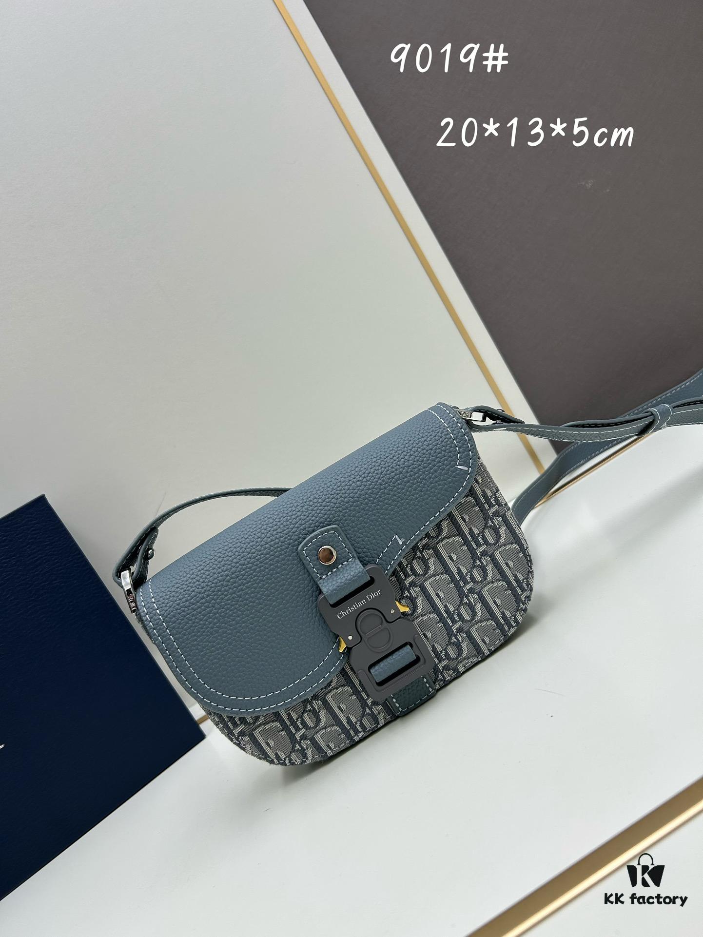 693097586e68136f4d9aa63f Dior Saddle Clutch with Shoulder Strap, Grainy Calfskin and Oblique Print, Black and Beige