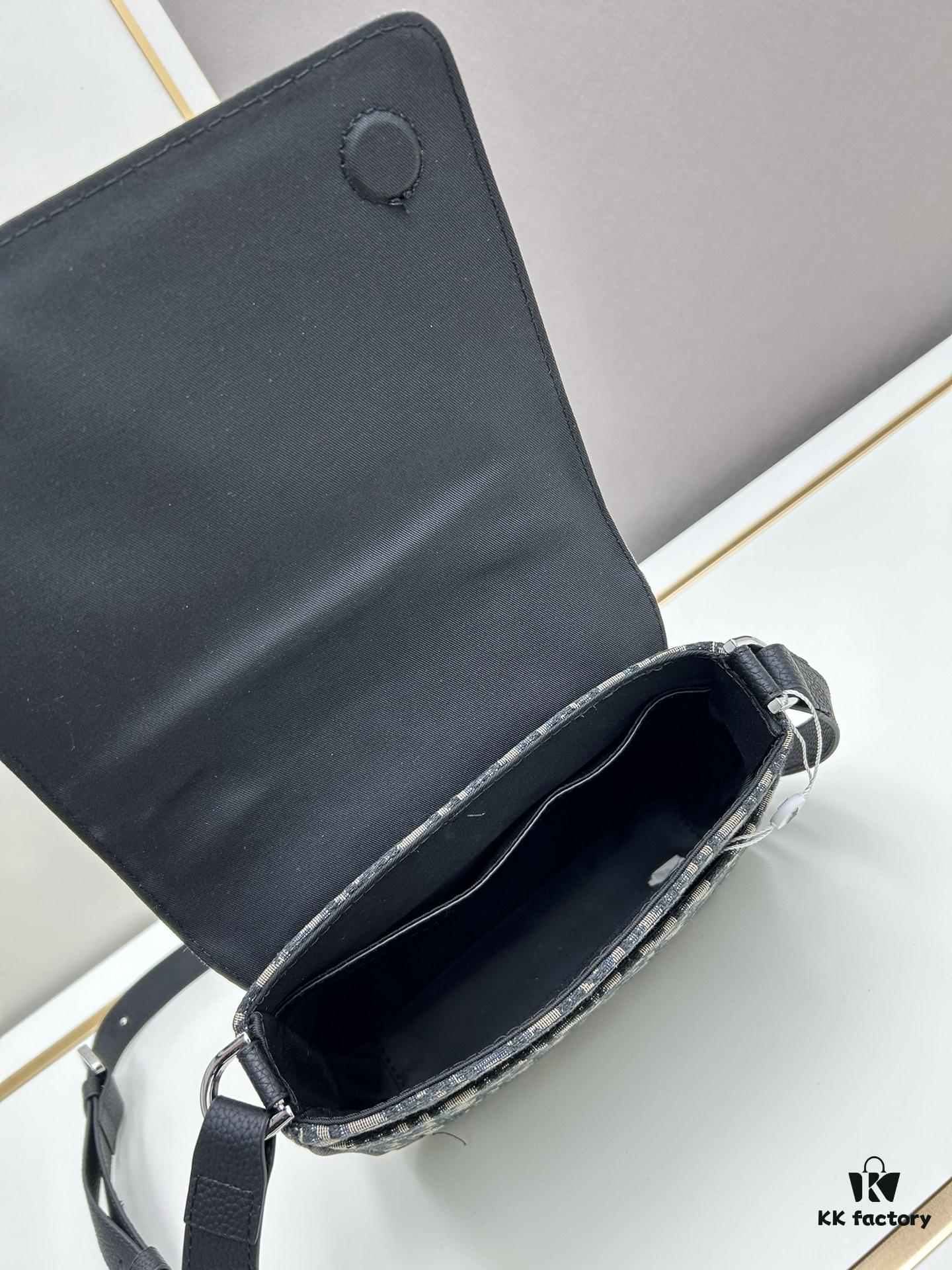 693097e16e68136f4d9aa73e Dior Messenger Bag for Men, Model 9045, Box Size 22x17x6 cm