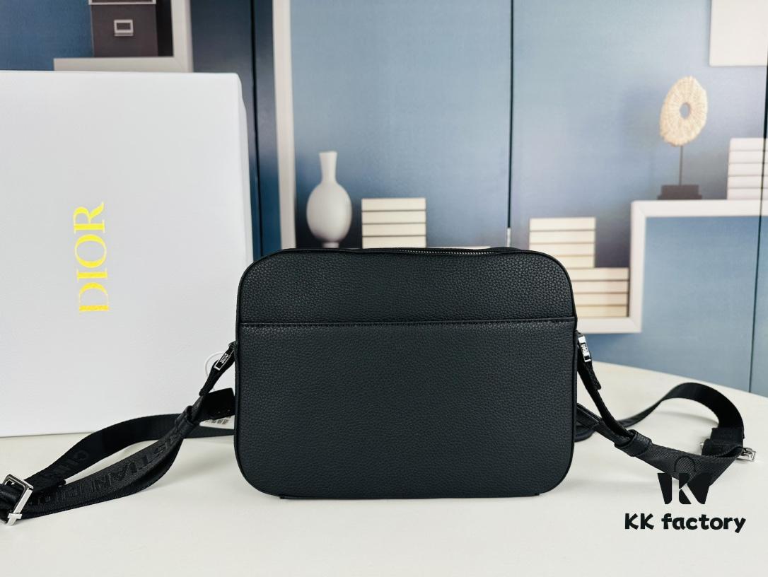 693099bf6e68136f4d9aaae6 Safari Messenger Bag with Box This practical and compact messenger bag is ideal for daily use. Crafted from black Oblique printed fabric, it features details in black grained calf leather. Equipped with a zip compartment and a front pocket for everyday essentials, it comes with an adjustable Christian Dior shoulder strap for shoulder or crossbody wear.