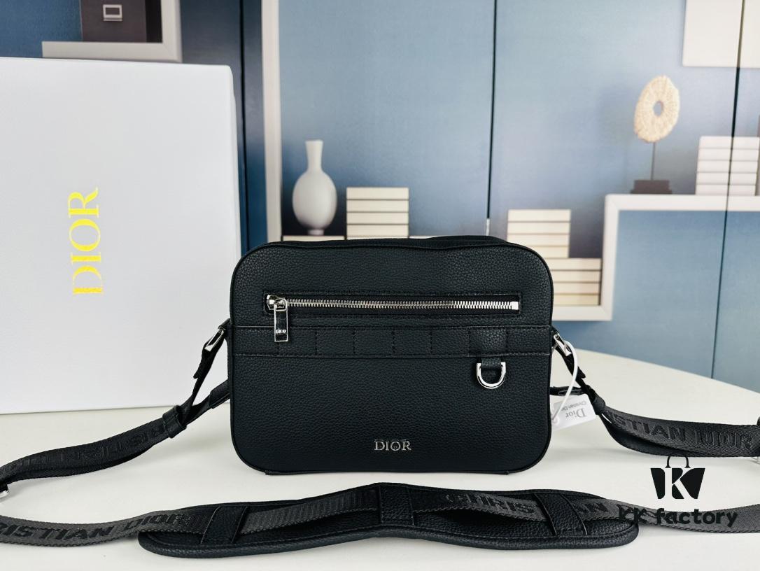 693099bf6e68136f4d9aaae7 Safari Messenger Bag with Box This practical and compact messenger bag is ideal for daily use. Crafted from black Oblique printed fabric, it features details in black grained calf leather. Equipped with a zip compartment and a front pocket for everyday essentials, it comes with an adjustable Christian Dior shoulder strap for shoulder or crossbody wear.