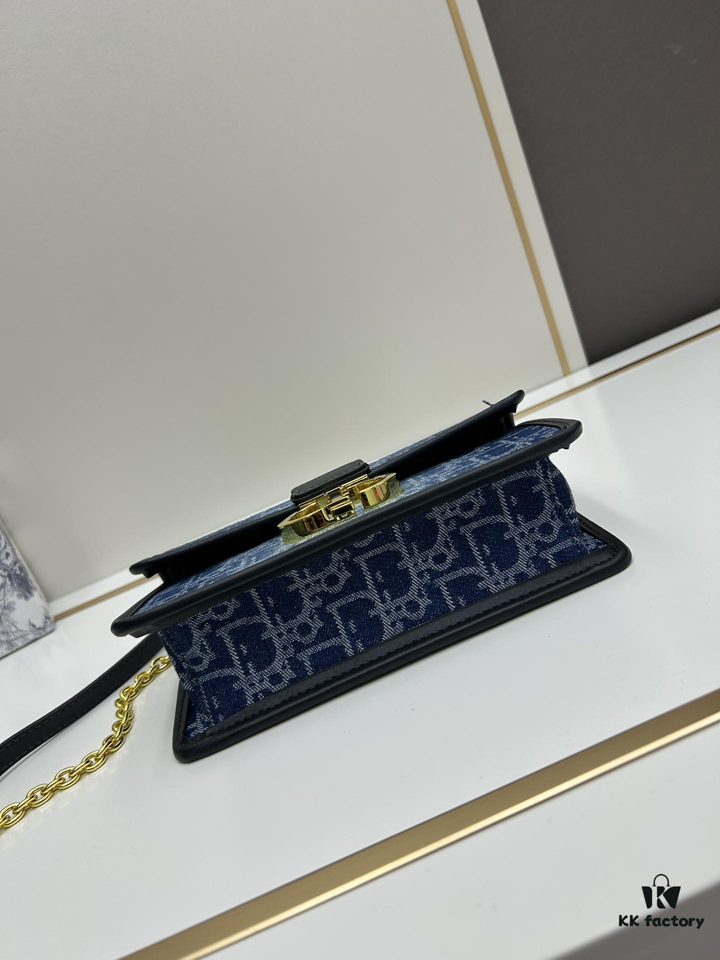 Small 30 Montaigne East-West Chain Bag with Box