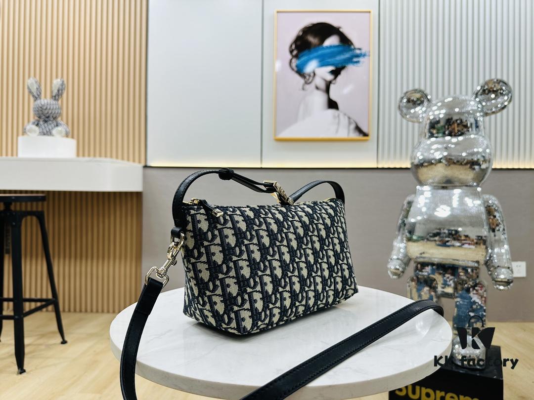 69309c4d6e68136f4d9ab002 Summer Dior New Arrival Oblique Monogram Lunchbox Bag ● Adorable Silhouette, Previously a Highly Sought-After Vintage Style ● Spacious Enough to Fit Several Large Phones ● Versatile Styling – Can Be Carried by Hand or with an Adjustable Strap (Featuring Side Buckle Details) ● Classic Monogram in Egyptian Long-Staple Cotton, Crafted with Flemish Tapestry Weaving Technique, Exquisite Detailing and Rich Dimensionality, Outstanding Value for Money