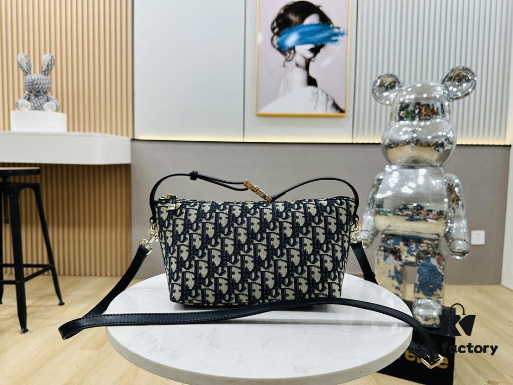69309c4d6e68136f4d9ab003 Summer Dior New Arrival Oblique Monogram Lunchbox Bag ● Adorable Silhouette, Previously a Highly Sought-After Vintage Style ● Spacious Enough to Fit Several Large Phones ● Versatile Styling – Can Be Carried by Hand or with an Adjustable Strap (Featuring Side Buckle Details) ● Classic Monogram in Egyptian Long-Staple Cotton, Crafted with Flemish Tapestry Weaving Technique, Exquisite Detailing and Rich Dimensionality, Outstanding Value for Money