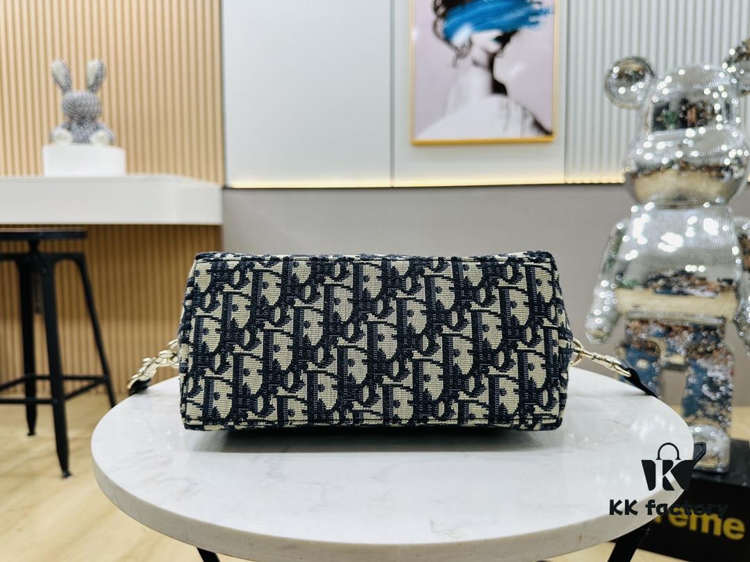 69309c4e6e68136f4d9ab006 Summer Dior New Arrival Oblique Monogram Lunchbox Bag ● Adorable Silhouette, Previously a Highly Sought-After Vintage Style ● Spacious Enough to Fit Several Large Phones ● Versatile Styling – Can Be Carried by Hand or with an Adjustable Strap (Featuring Side Buckle Details) ● Classic Monogram in Egyptian Long-Staple Cotton, Crafted with Flemish Tapestry Weaving Technique, Exquisite Detailing and Rich Dimensionality, Outstanding Value for Money