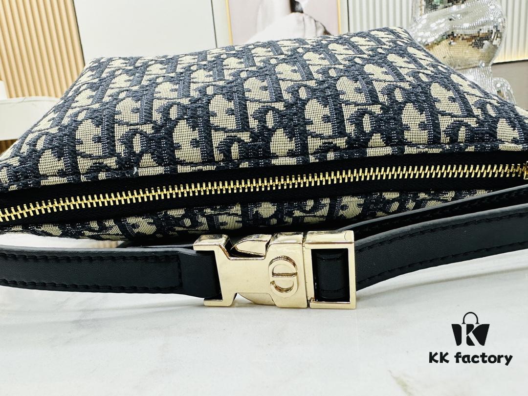 69309c4e6e68136f4d9ab007 Summer Dior New Arrival Oblique Monogram Lunchbox Bag ● Adorable Silhouette, Previously a Highly Sought-After Vintage Style ● Spacious Enough to Fit Several Large Phones ● Versatile Styling – Can Be Carried by Hand or with an Adjustable Strap (Featuring Side Buckle Details) ● Classic Monogram in Egyptian Long-Staple Cotton, Crafted with Flemish Tapestry Weaving Technique, Exquisite Detailing and Rich Dimensionality, Outstanding Value for Money