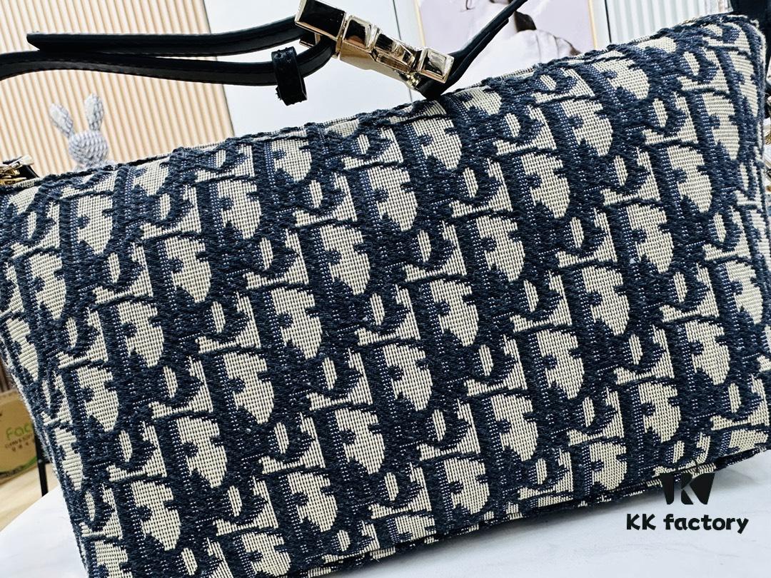 69309c506e68136f4d9ab008 Summer Dior New Arrival Oblique Monogram Lunchbox Bag ● Adorable Silhouette, Previously a Highly Sought-After Vintage Style ● Spacious Enough to Fit Several Large Phones ● Versatile Styling – Can Be Carried by Hand or with an Adjustable Strap (Featuring Side Buckle Details) ● Classic Monogram in Egyptian Long-Staple Cotton, Crafted with Flemish Tapestry Weaving Technique, Exquisite Detailing and Rich Dimensionality, Outstanding Value for Money
