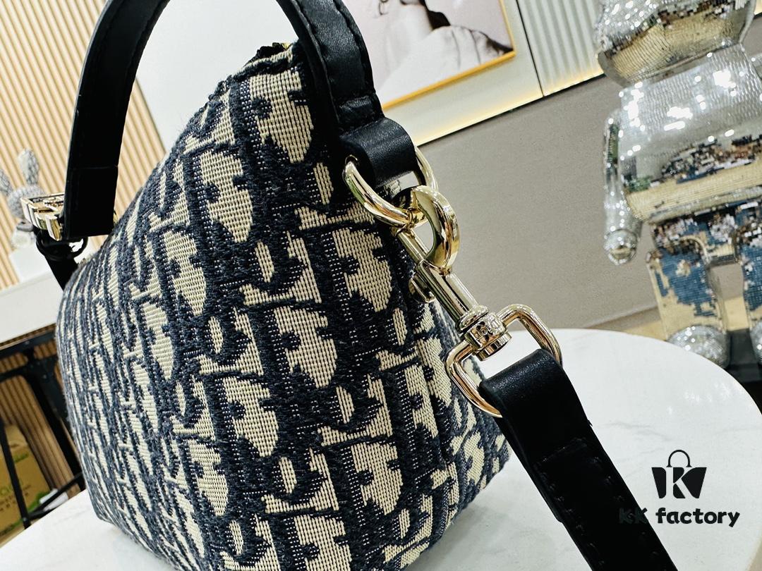 69309c516e68136f4d9ab00a Summer Dior New Arrival Oblique Monogram Lunchbox Bag ● Adorable Silhouette, Previously a Highly Sought-After Vintage Style ● Spacious Enough to Fit Several Large Phones ● Versatile Styling – Can Be Carried by Hand or with an Adjustable Strap (Featuring Side Buckle Details) ● Classic Monogram in Egyptian Long-Staple Cotton, Crafted with Flemish Tapestry Weaving Technique, Exquisite Detailing and Rich Dimensionality, Outstanding Value for Money
