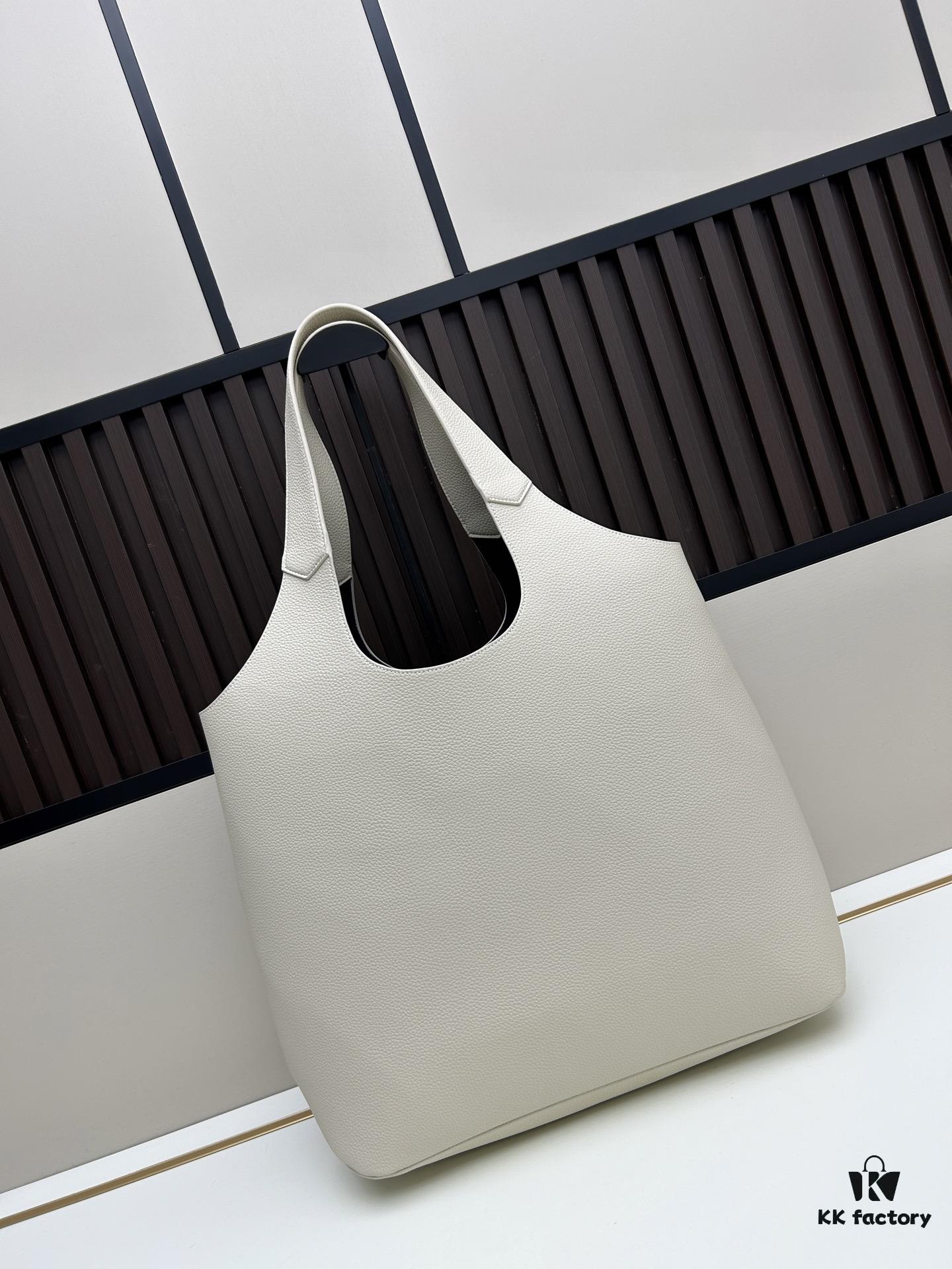 Dior Privé Handbag Fall 2025 – Elegant and Refined