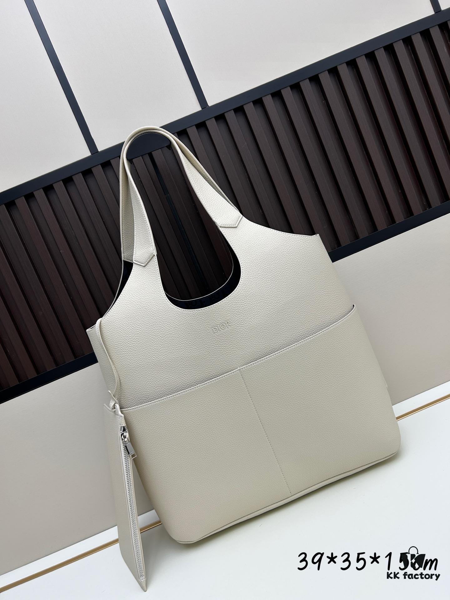 Dior Privé Handbag Fall 2025 – Elegant and Refined