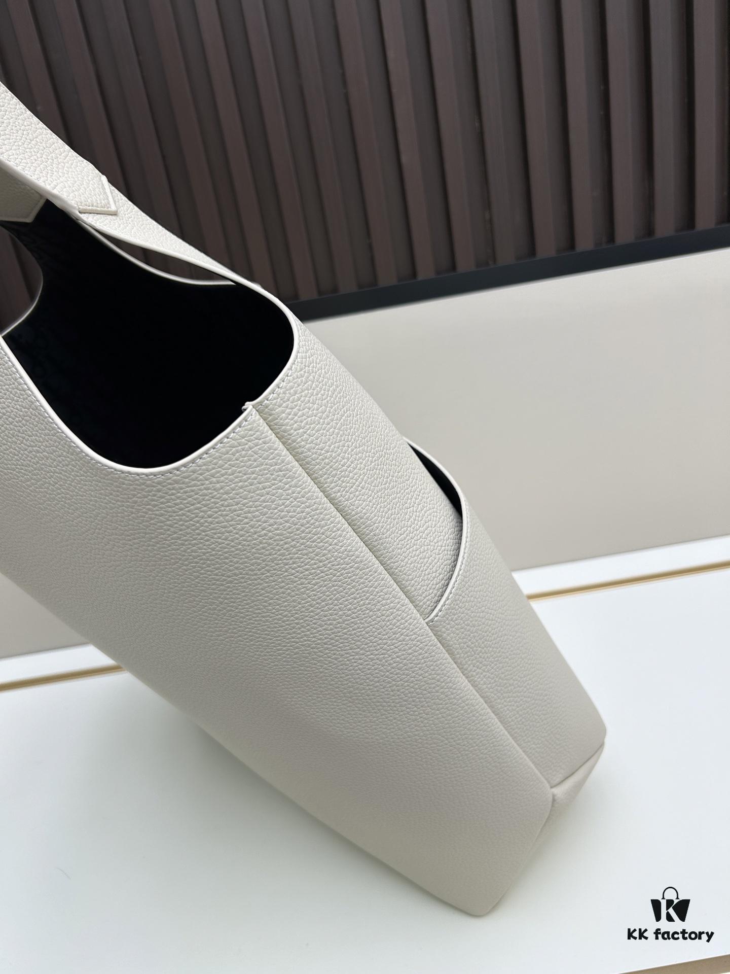 Dior Privé Handbag Fall 2025 – Elegant and Refined