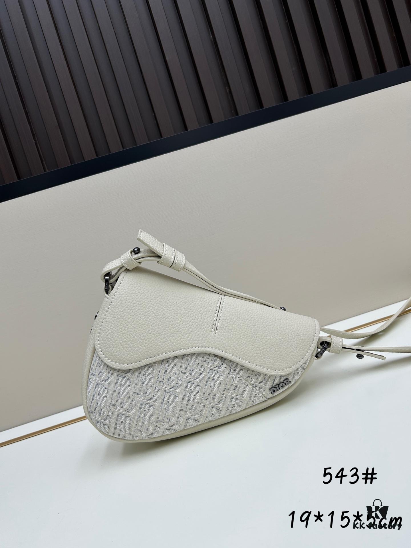69309d116e68136f4d9ab15a Saddle Bag with Modern Structure in Beige and Black Oblique Print