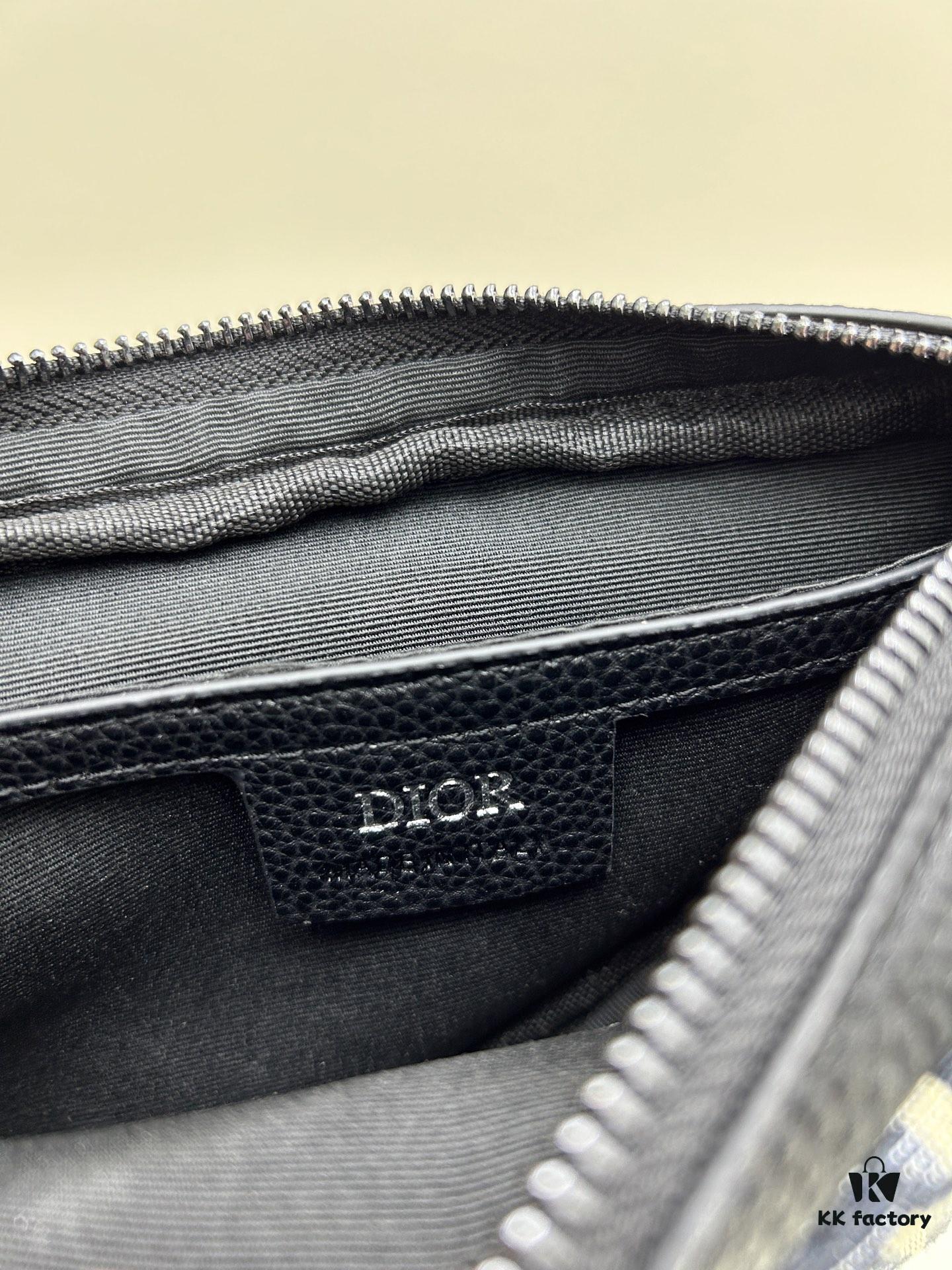 69309d116e68136f4d9ab15b This saddle bag reinterprets the classic design with a modern structure. Crafted from beige and black Oblique printed fabric, it features a signature black grained cowhide leather magnetic flap and a concealed zip closure. The interior includes a large compartment and slip pockets for daily essentials. The mini style comes with an adjustable, detachable leather shoulder strap, allowing versatile wear as a top handle, shoulder bag, or crossbody.