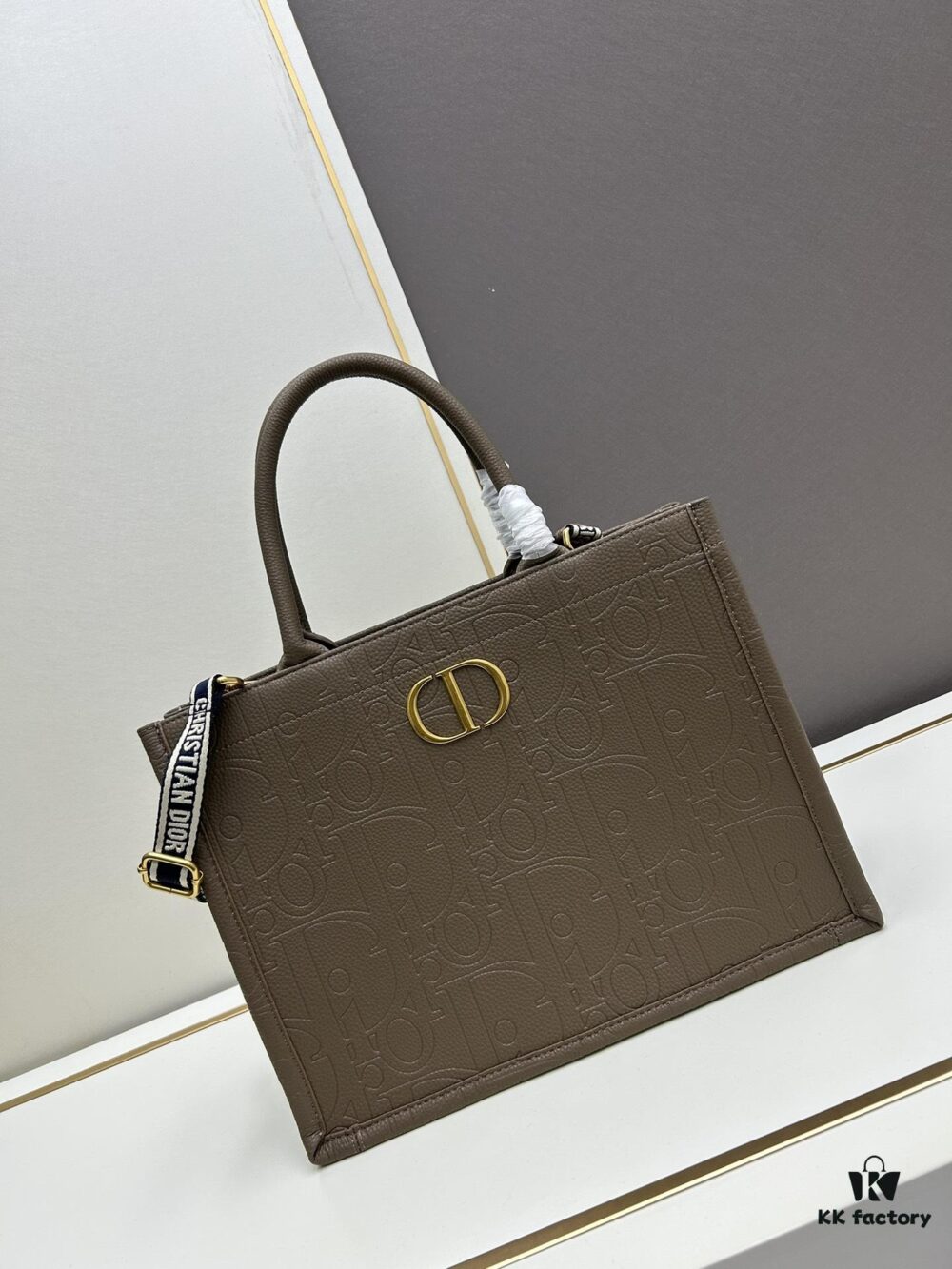 69309d4b6e68136f4d9ab1b7 Dior High-Quality New Arrival Fall/Winter Collection - Large Book Tote Bag