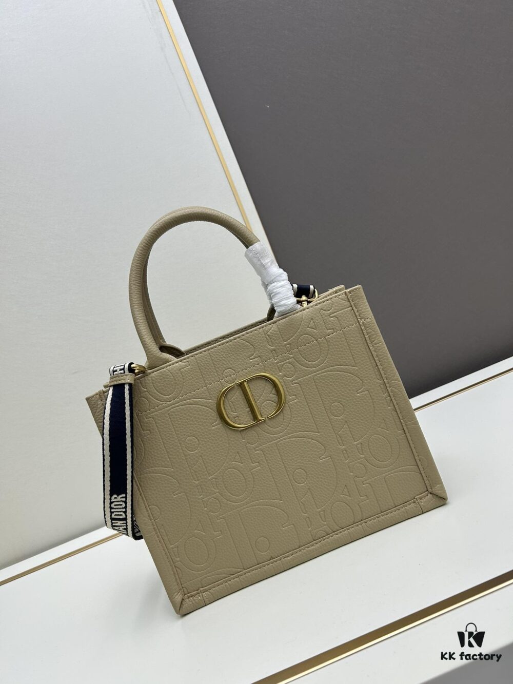 69309d5e6e68136f4d9ab1da Dior High-Quality New Arrival Fall/Winter Collection Small Book Tote Bag