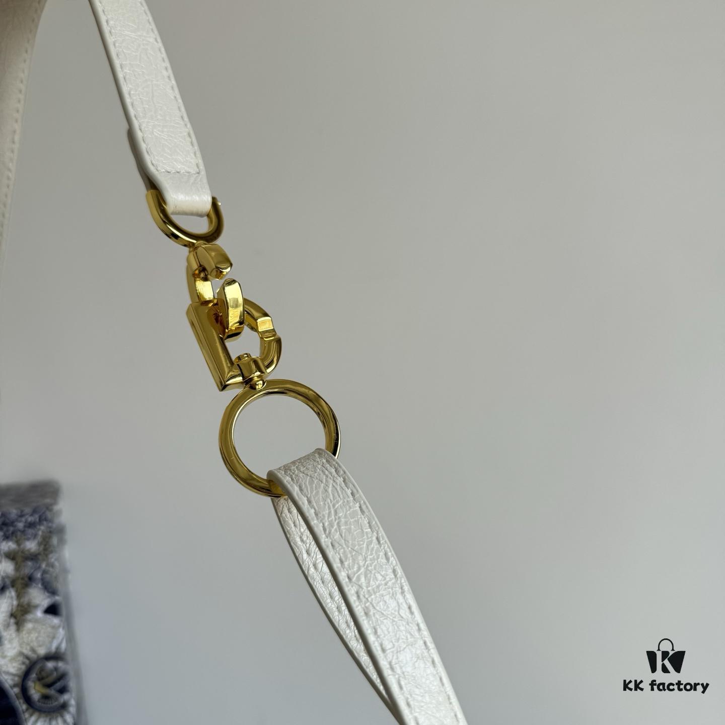 69309e326e68136f4d9ab31c D-Journey Bag – A New Silhouette Reimagining the Puff Bag with Modern Elegance