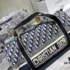 This year's favorite Dior monogram, a must-have item, perfect as a travel bag for business trips or vacations, stylish and convenient to carry around