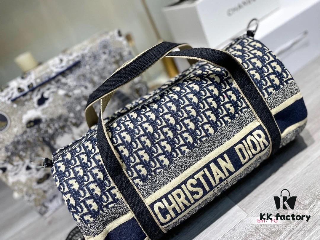This year's favorite Dior monogram, a must-have item, perfect as a travel bag for business trips or vacations, stylish and convenient to carry around