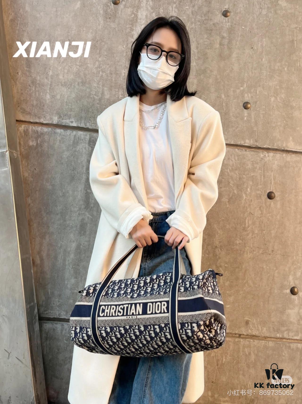 This year's favorite Dior monogram, a must-have item, perfect as a travel bag for business trips or vacations, stylish and convenient to carry around