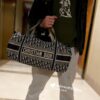 This year's favorite Dior monogram, a must-have item, perfect as a travel bag for business trips or vacations, stylish and convenient to carry around
