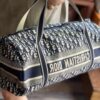 This year's favorite Dior monogram, a must-have item, perfect as a travel bag for business trips or vacations, stylish and convenient to carry around