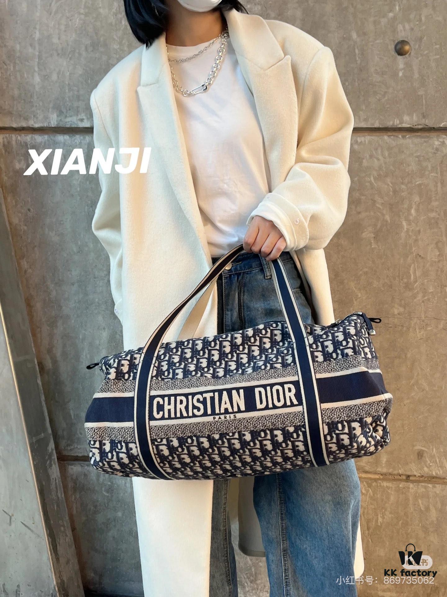 This year's favorite Dior monogram, a must-have item, perfect as a travel bag for business trips or vacations, stylish and convenient to carry around