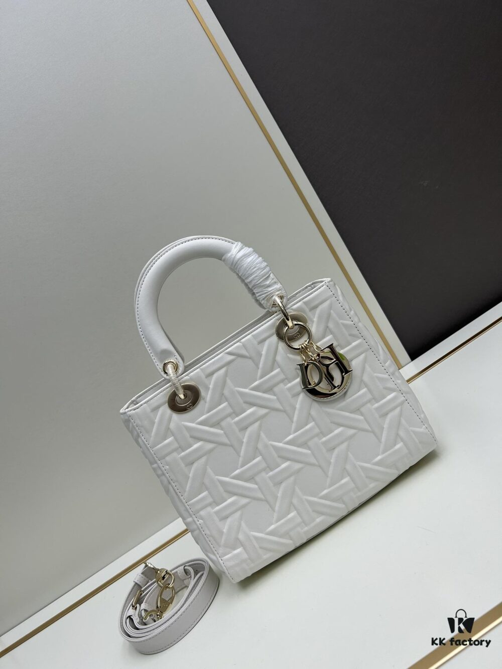 69309f236e68136f4d9ab4cb Dior Lady Dior Top-Grade Original Leather Quilted Handbag in Black Embossed Chevron Pattern