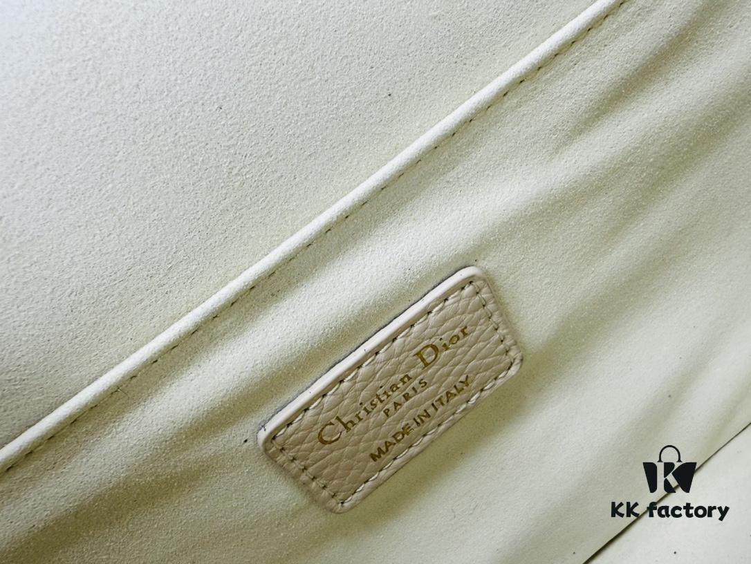 6930a01c6e68136f4d9ab67e Litchi Grain Medium Dior Bobby Bag 2024 Fall/Winter New Vintage Style