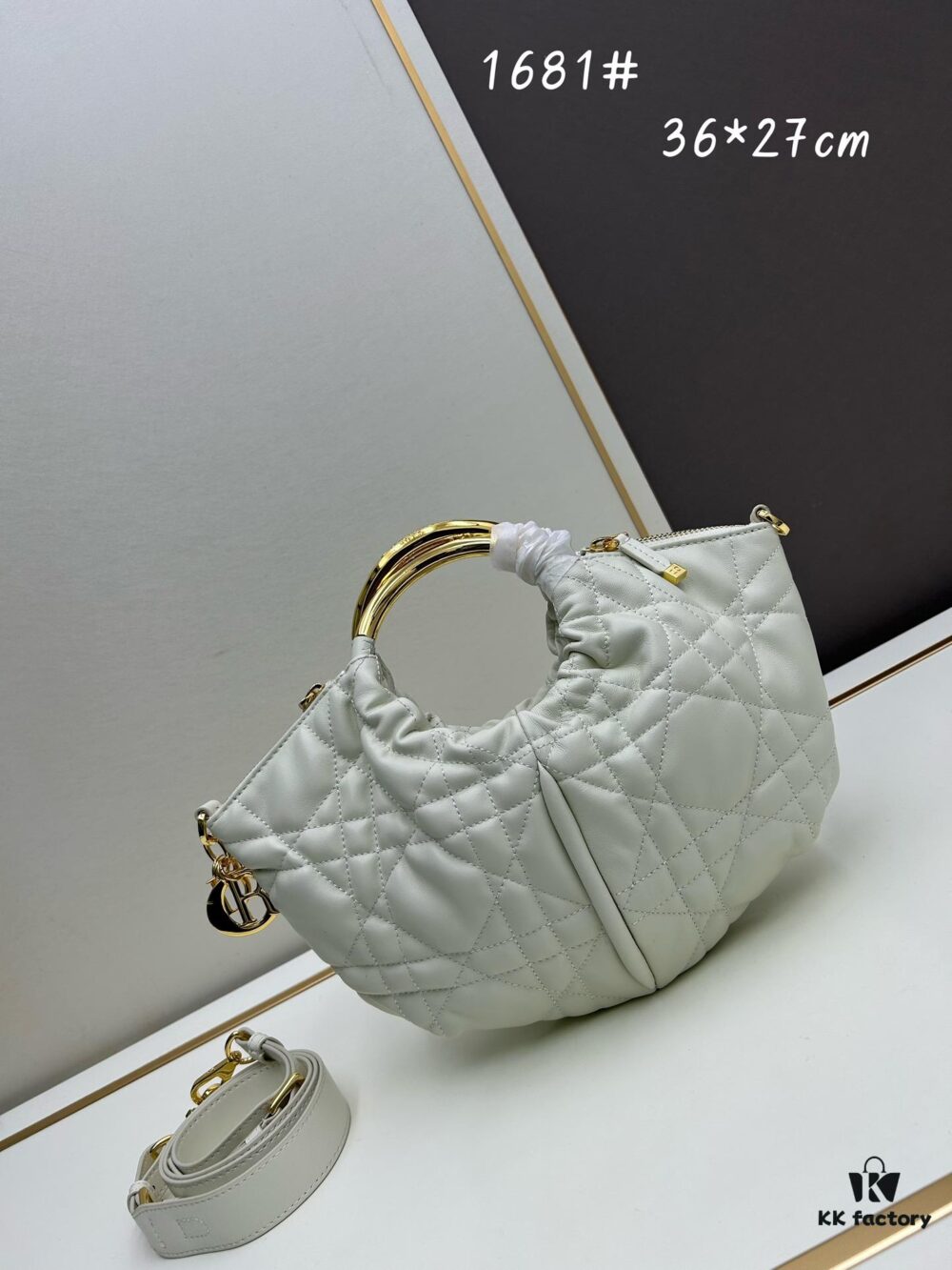 6930a0a06e68136f4d9ab792 DIOR 2025 New Vintage-Style Book Tote Bag, a Surprisingly Stylish Rare Piece