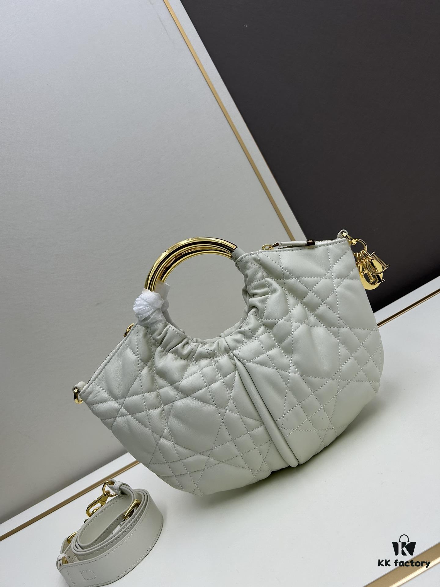 6930a0a16e68136f4d9ab793 DIOR 2025 New Vintage-Style Book Tote Bag, a Surprisingly Stylish Rare Piece