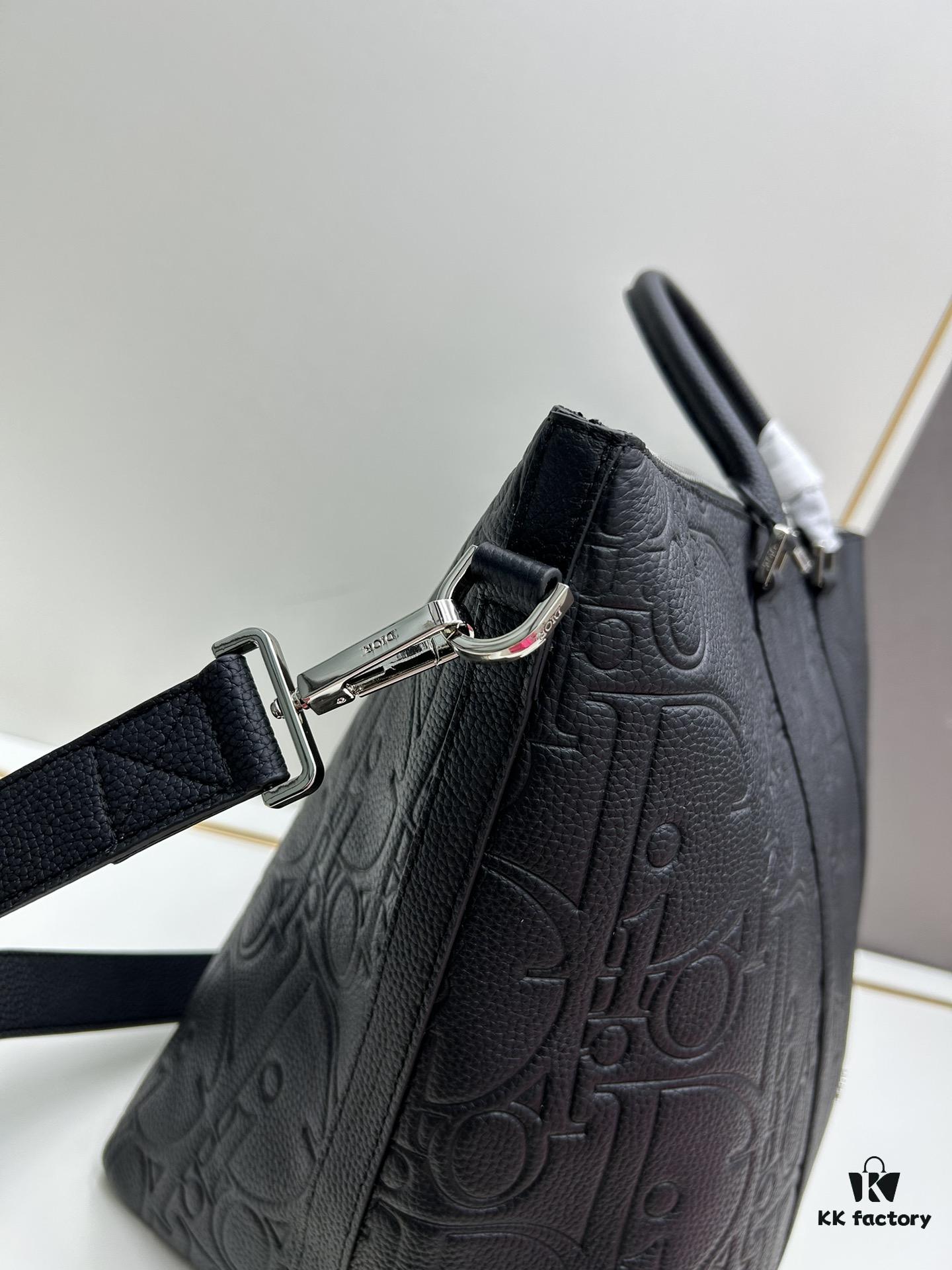 6930a1096e68136f4d9ab86d Weekender 25 Handbag in Elegant Design