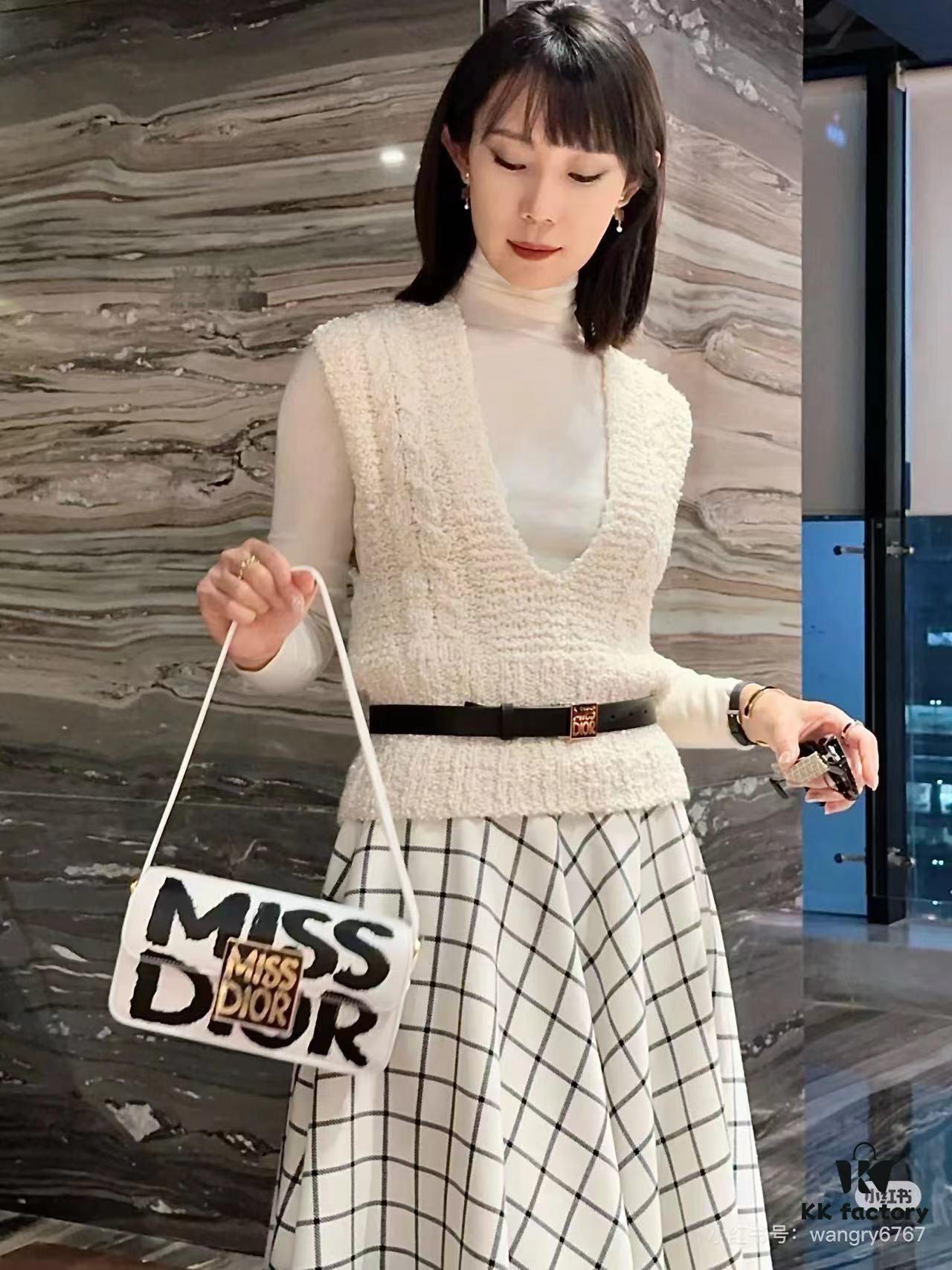 6930a12e6e68136f4d9ab8b7 Dior Retro Style Box Set, Crafted from Cowhide Leather with Unique Letter Embossing, Spacious Compartment Design, Detachable Shoulder Strap for Handheld, Shoulder or Hand-Carry Use, Perfect for Daily Outings