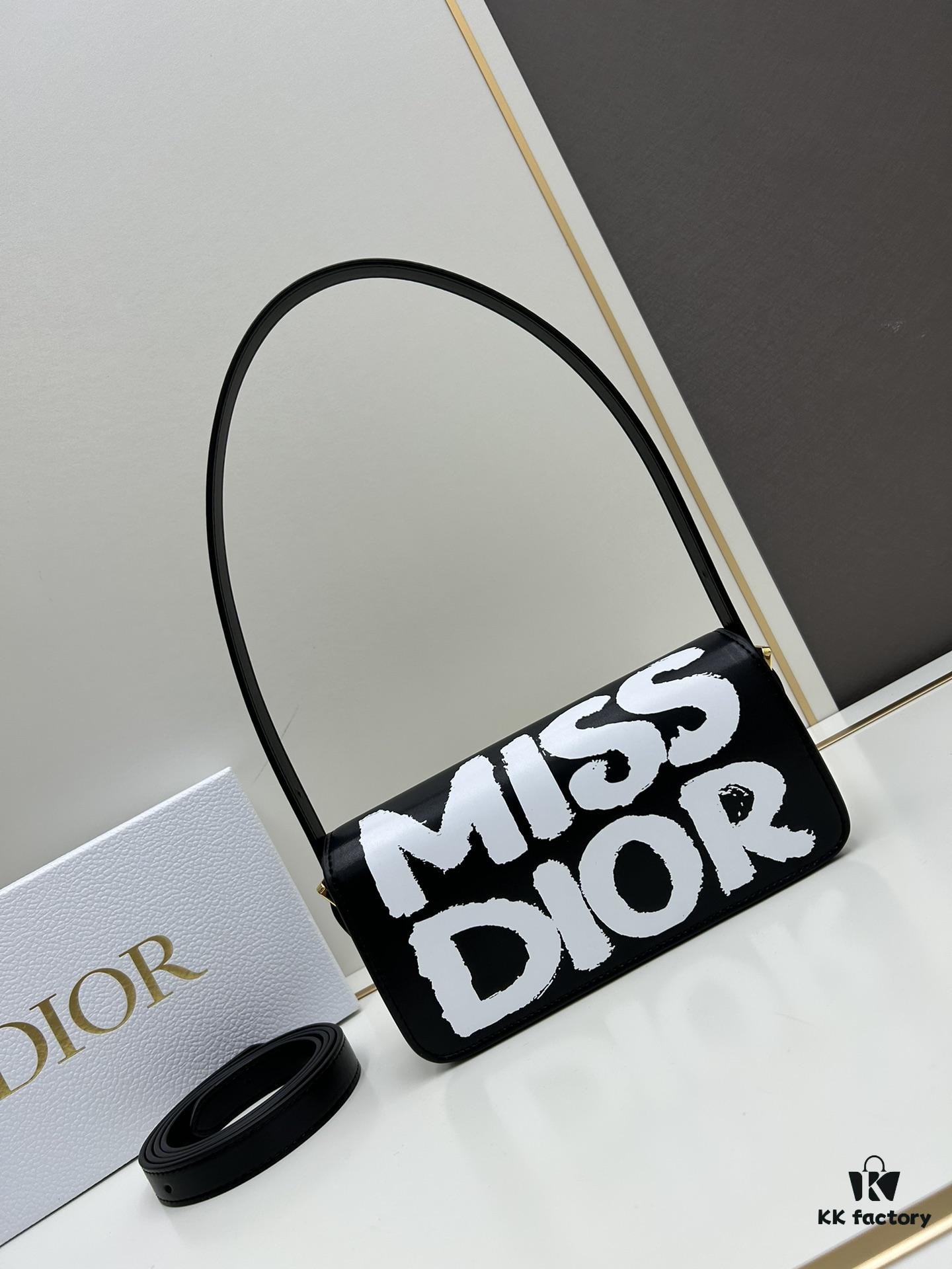 Dior Retro Style Box Set, Crafted from Cow Leather with Unique Letter Embossing, Spacious Compartment Design, Detachable Shoulder Strap for Handheld, Shoulder or Hand-Carry Use – An Essential for Daily Outings