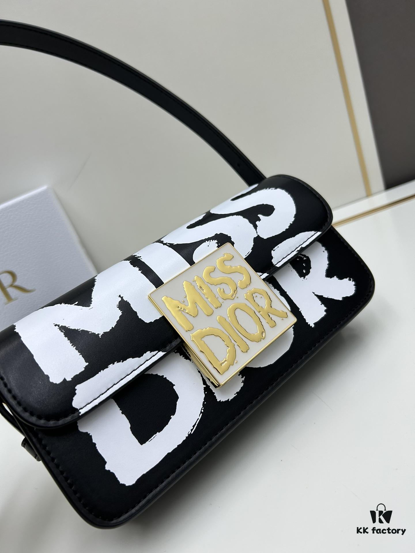 Dior Retro Style Box Set, Crafted from Cow Leather with Unique Letter Embossing, Spacious Compartment Design, Detachable Shoulder Strap for Handheld, Shoulder or Hand-Carry Use – An Essential for Daily Outings