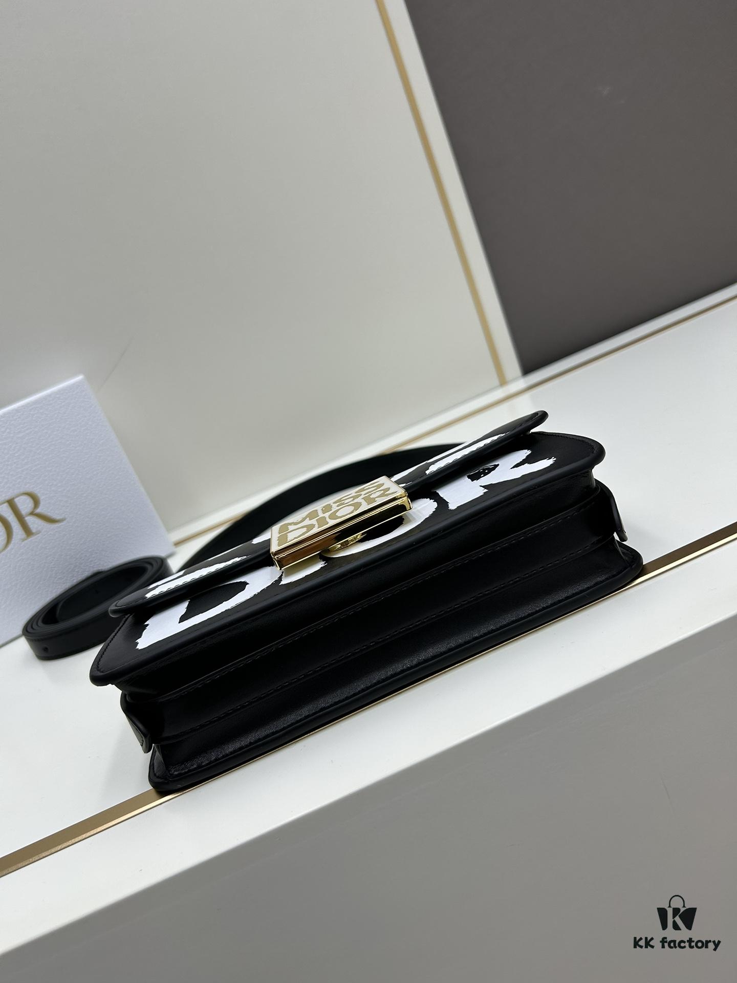 Dior Retro Style Box Set, Crafted from Cow Leather with Unique Letter Embossing, Spacious Compartment Design, Detachable Shoulder Strap for Handheld, Shoulder or Hand-Carry Use – An Essential for Daily Outings