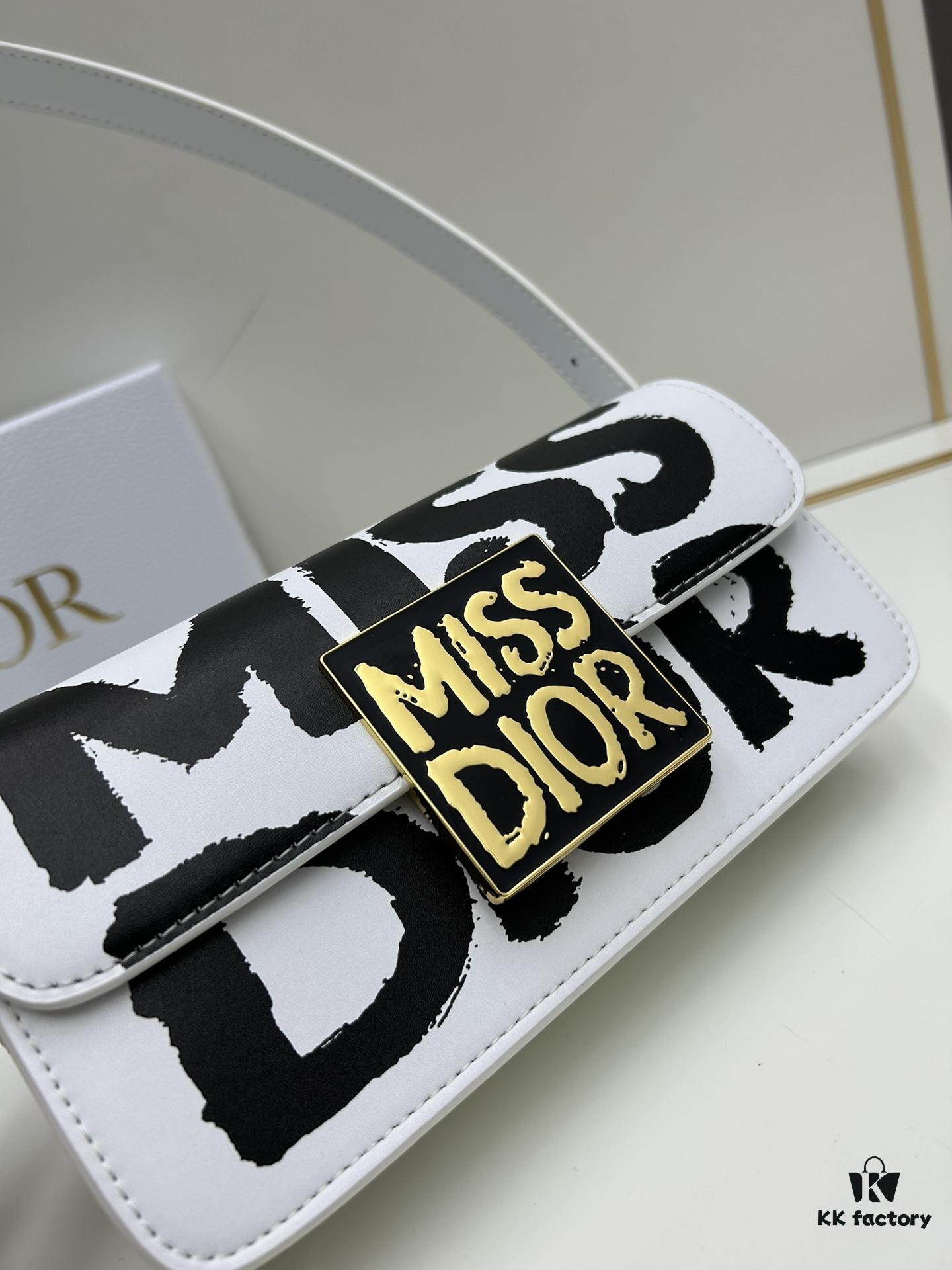 6930a13b6e68136f4d9ab8d1 Dior Retro Style Box Set, Crafted from Cow Leather with Unique Letter Embossing, Spacious Compartment Design, Detachable Shoulder Strap for Handheld, Shoulder or Hand-Carry, Perfect for Daily Use