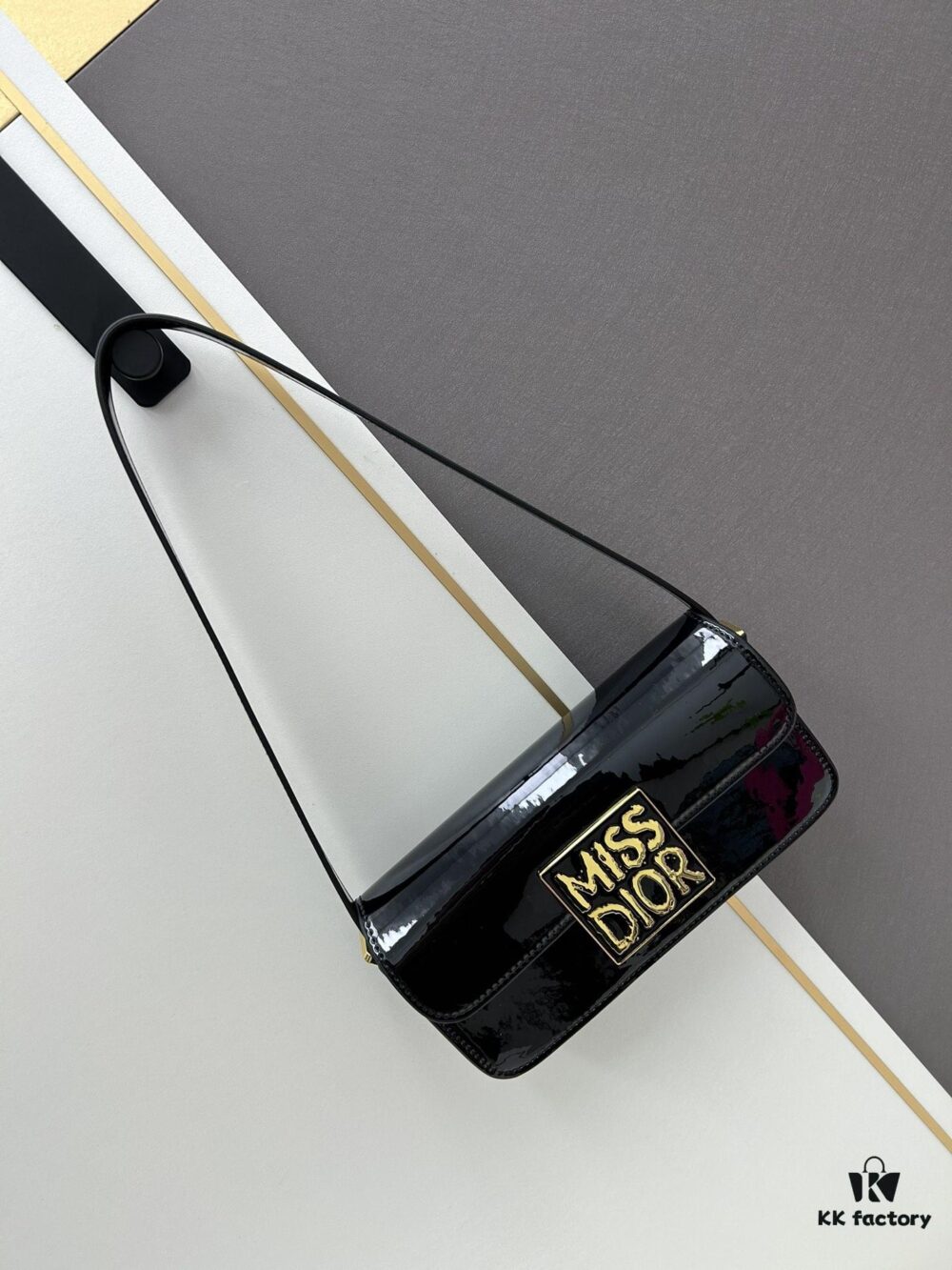 Dior Retro Style Box Set, Crafted from Cowhide Leather with Unique Letter Embossing, Iconic Logo, Exquisite Craftsmanship, Spacious Compartment Design, Detachable Shoulder Strap for Handheld, Shoulder or Hand Carry – An Essential for Daily Outings