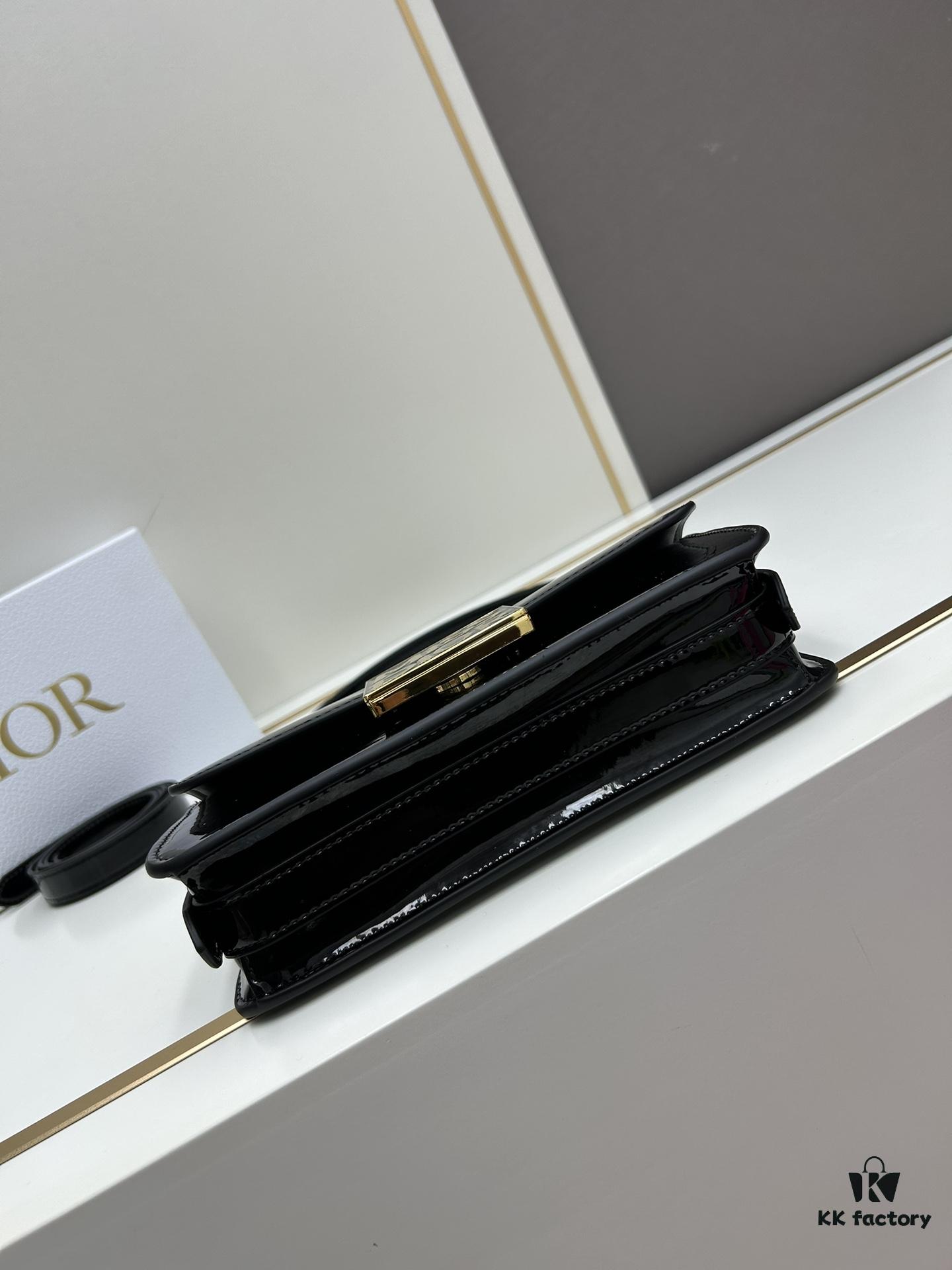 6930a1406e68136f4d9ab8db Dior Retro Style Box Set, Crafted from Cowhide Leather with Unique Letter Embossing, Iconic Logo, Exquisite Craftsmanship, Spacious Compartment Design, Detachable Shoulder Strap for Handheld, Shoulder or Hand Carry – An Essential for Daily Outings